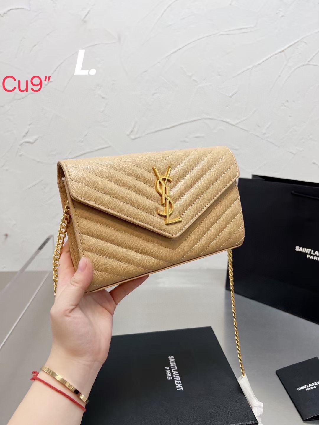 YSL Small Envelope Clutch Bag กระเป๋าสะพายสุดฮอต ดีไซน์เรียบหรู ดูติดแกลมสุดๆ โดดเด่นด้วยโลโก้ด้านหน้า เพิ่มดีเทลความผู้ดี