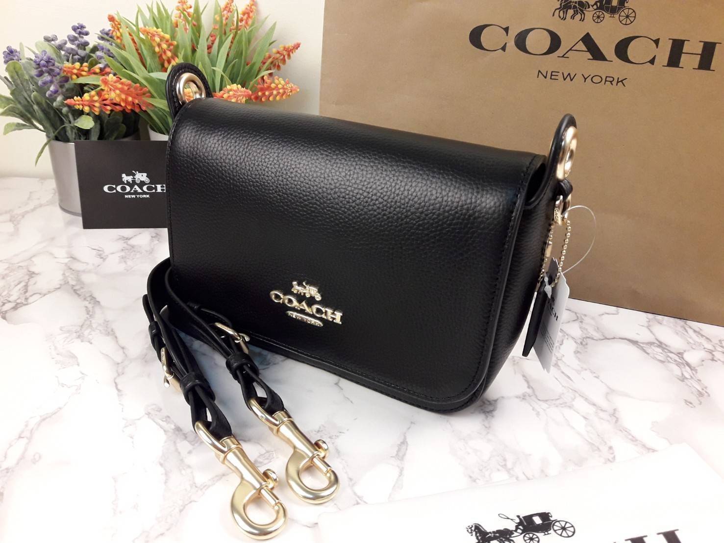 COACH SMALL JES MESSENGER WITH SIGNATURE CANVAS STRAP(COACH F77979)🌺 ทรงนี้ สวยมากจริงๆ ฮิตมากๆตลอดกาล //สะพายข้างฝาปิด ล็อคด้วยแม่เหล็กแน่นหนา รุ่นนี้สวยมาก >>วัสดุหนังแท้เต็มใบ หนังสวยคุณภาพดีมากๆ ยิ่งใช้ หนังยิ่งสวย>>สายสะพายถอดได้ 
