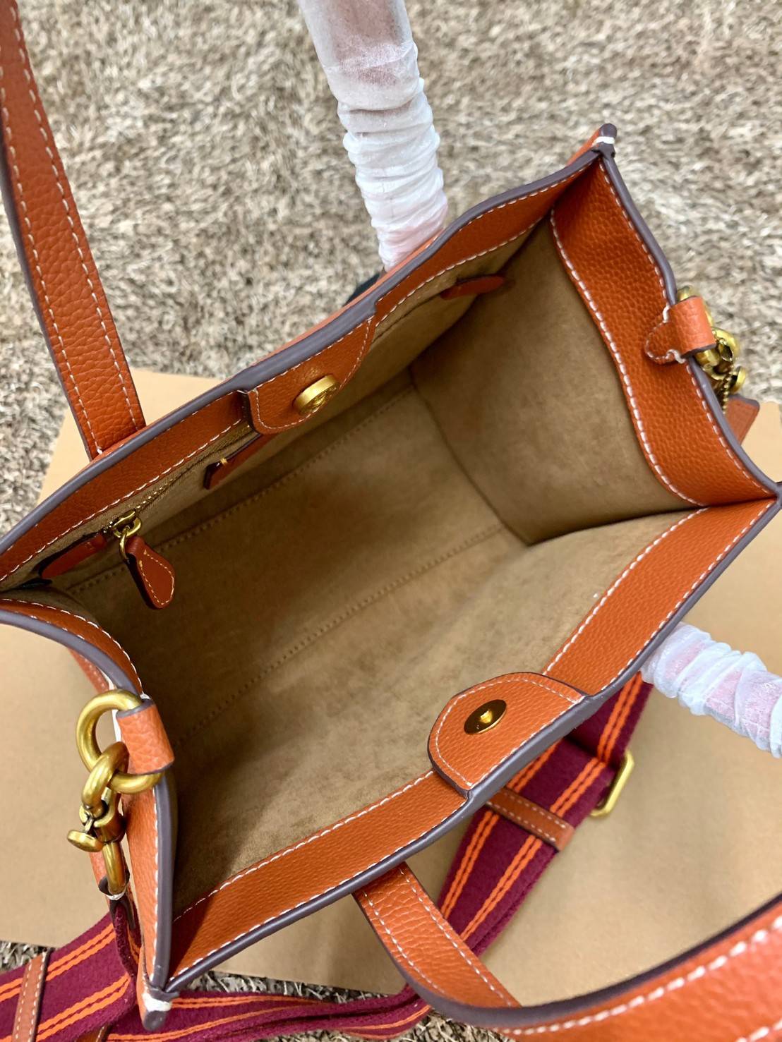 COACH FIELD TOTE 22 WITH HORSE AND CARRIAGE PRINT CARRIAGE BADGE((C8456)) 💫พร้อมส่งที่ไทย ใหม่ล่าสุด คุณภาพเกินเบอร์เลยจ้าา! กระเป๋าทรงTote ไม่ว่าโอกาสไหนๆ คุณสามารถพกพาไปได้ทุกที่ค่ะ หนังแท้อย่างดี! สวย นิ่มมือดีมากค่ะ