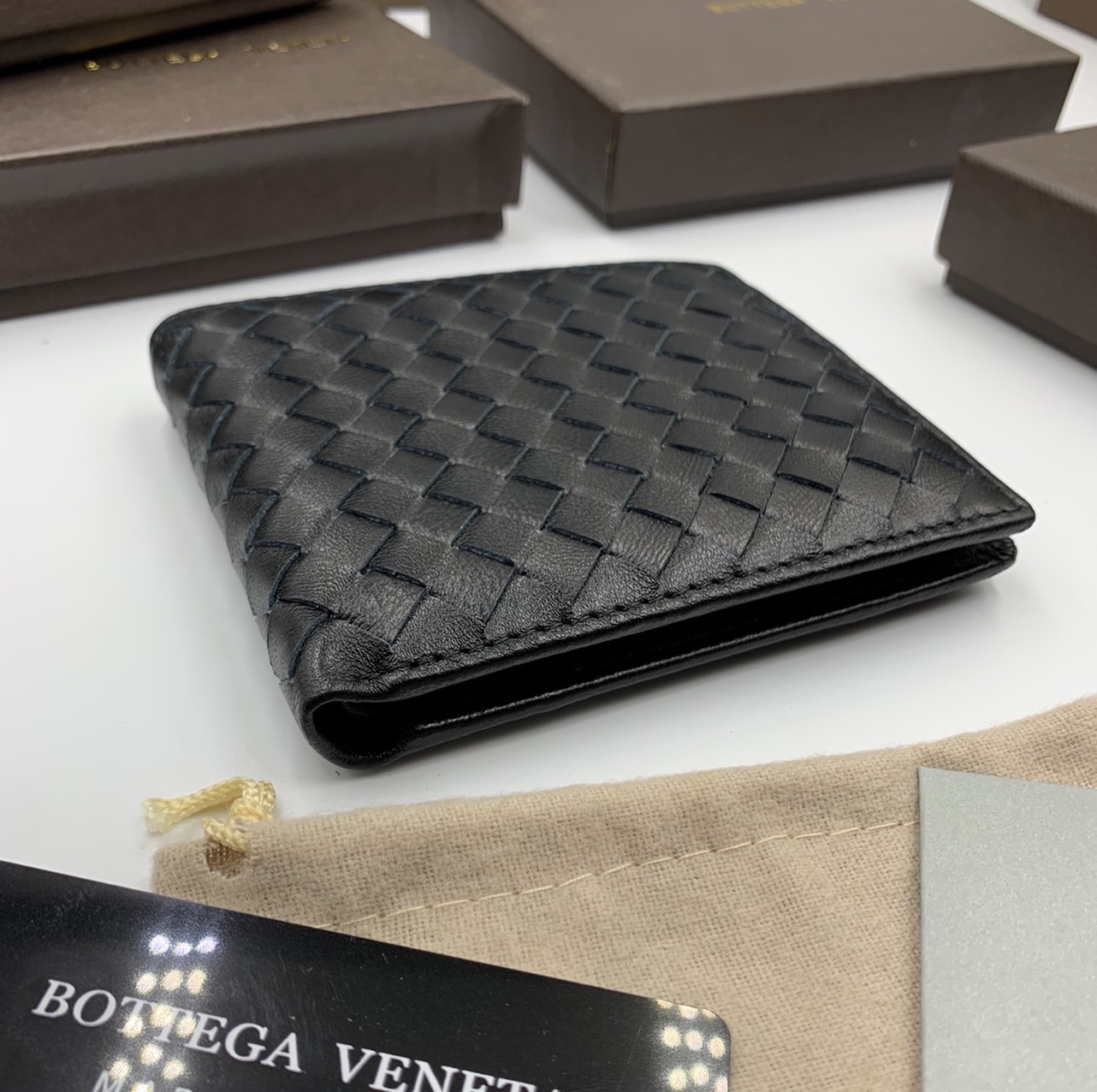 หนังแท้ BOTTEGA VENETA WALLET / BV Wallet พร้อมส่งที่ไทย กระเป๋าสตางค์ใบสั้นคุณผู้ชาย รุ่นตามหา มาเท่าไหร่ไม่เคยพอเลยค่า เป็นรุ่นคลาสสิกที่หยิบมาใช้งานได้บ่อยที่สุด งานหนังลูกวัวแท้ทั้งใบ ใช้ทนทานได้นาน ใช้ทนทานได้นานภาพสินค้าถ่ายจากงานขายจริง ใช้งานต่างป