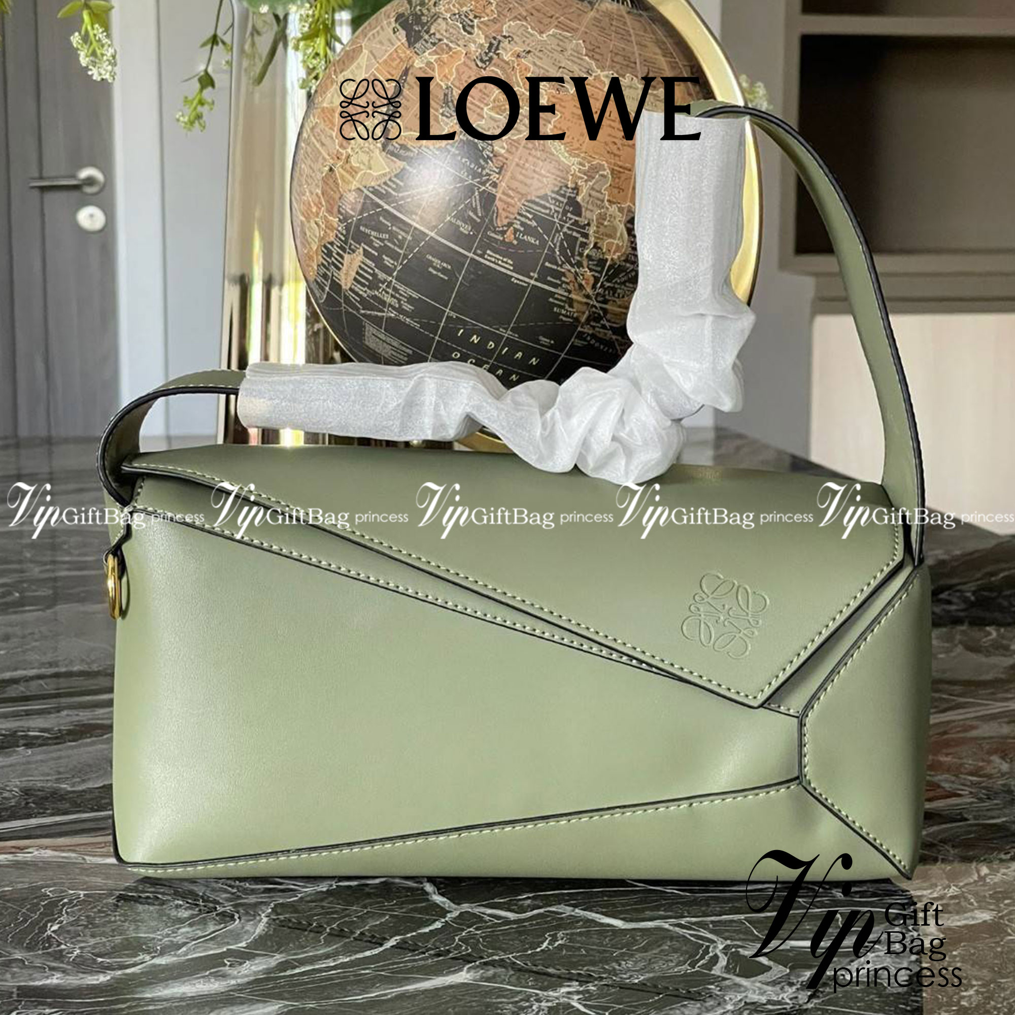 Loewe Puzzle Hobo bag กระเป๋ารุ่น Puzzle มีความพิเศษในหลายด้าน ไม่ว่าจะเป็นรูปทรงที่แปลกใหม่ มินิมอลด้วยโลโก้อนาแกรมแบบประทับ ดูหรู เป็นกระเป๋า Unisex ที่ไม่ว่าคุณจะเป็นผู้หญิงหรือผู้ชายก็ใช้งานได้ ลายกระเป๋าได้มาจากการนำหนังมาเย็บต่อกันทั้งหมด ถึงแม้ว่าข