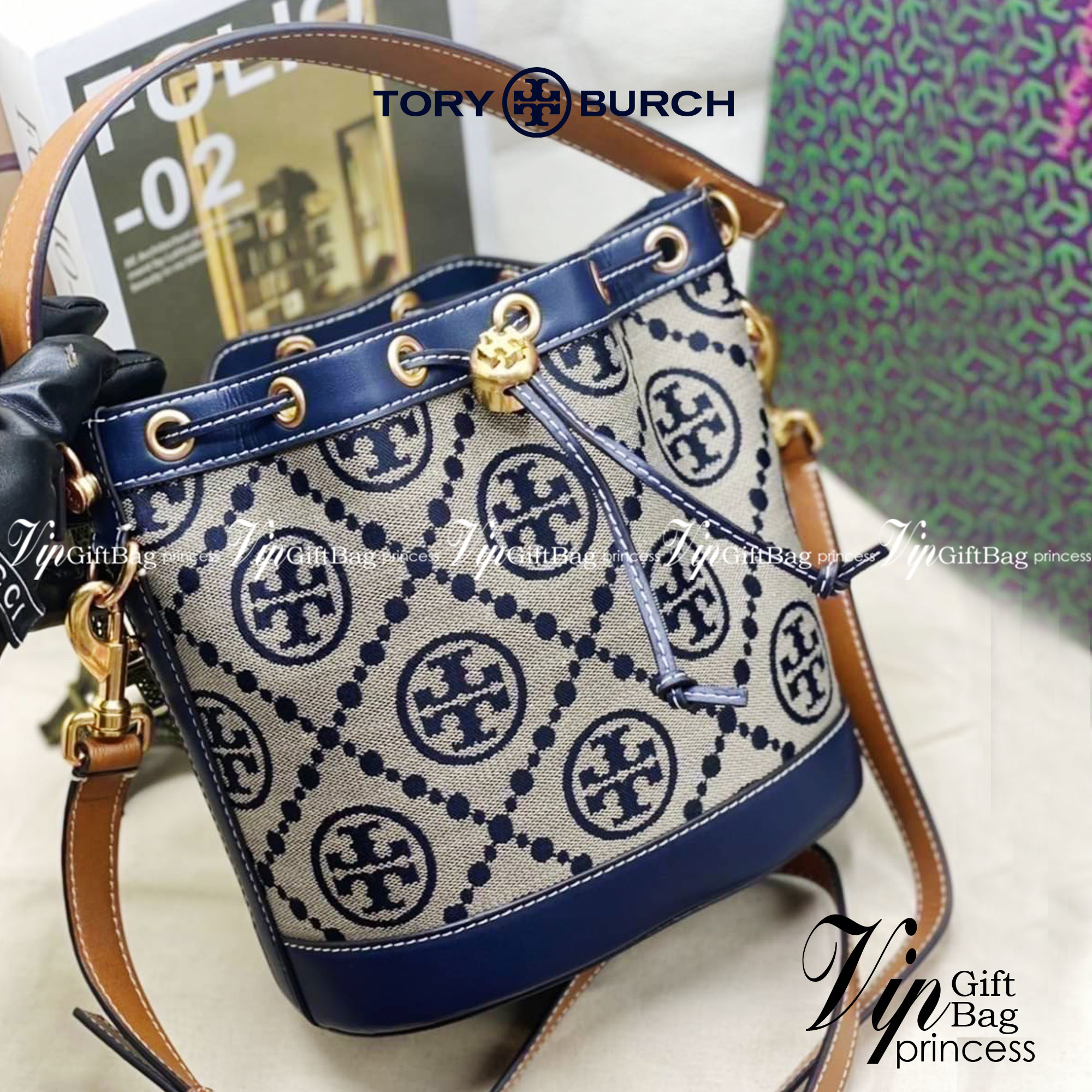 Medium Tory Burch T Monogram jacquard bucket bag กระเป๋าทรงบัคเก็ตลายโมโนแกรม ที่ได้รับแรงบันดาลใจมาจากโลโก้สุดคลาสสิก กลับมาอีกครั้งในรูปแบบของ ลวดลาย T Monogram ที่ผสมผสานความร่วมสมัยเข้ากับความเป็นเอกลักษณ์ของแบรนด์เข้าไว้ด้วยกัน