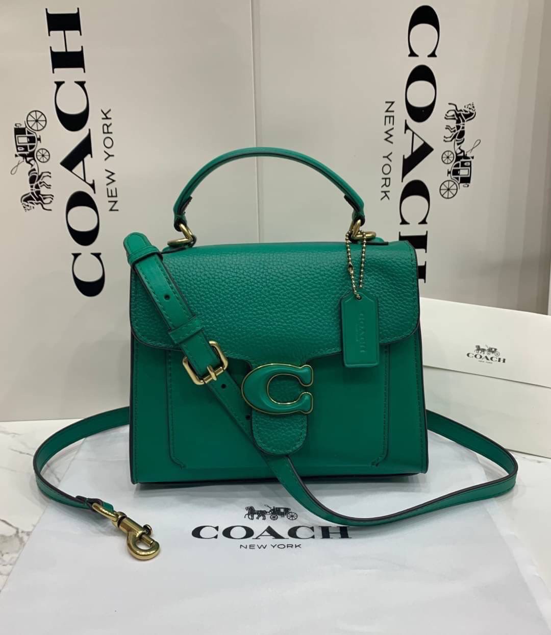 COACH TABBY TOP HANDLE 20 พร้อมส่งที่ไทยค่ะ! กระเป๋าหิ้ว//สะพายข้างได้ หนังแท้อย่างดี กหนึ่งใบทำหนังสองลายได้อย่างสวยงาม พร้อมโลโก้รุ่นใหม่ล่าสุดดูดีมากๆค่ะ เปิดปิดกระเป๋าแบบกดล็อค ภายในมีช่องหลักสองช่อง ใส่มือถือได้ทุกรุ่น;กระเป๋าเงินใบกลางได้;ของจำเป็นจ