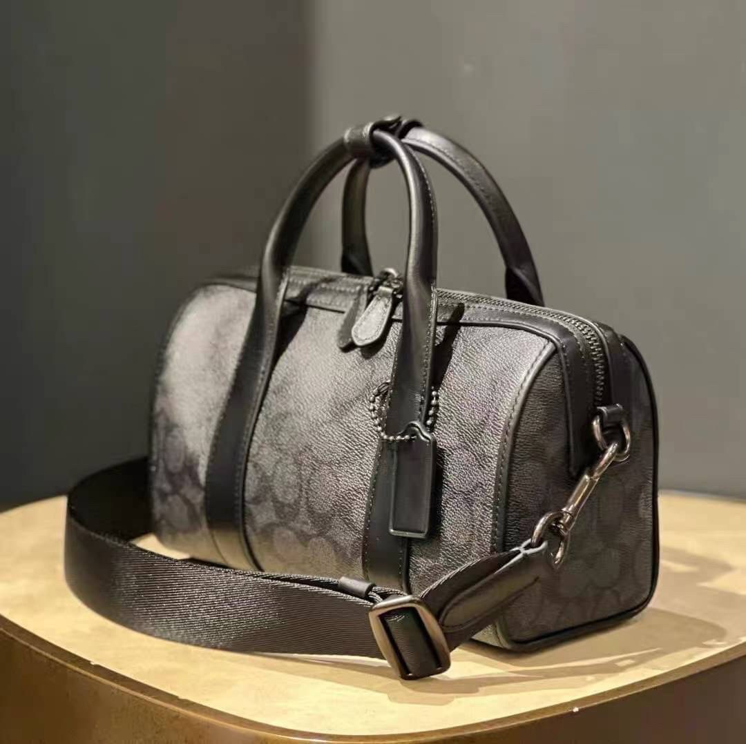 COACH GOTHAM DUFFLE 24 IN SIGNATURE CANVAS CA186 กระเป๋าทรงหมอนรุ่นใหม่สุด 2022 รุ่นนี้สามารถใช้ได้ทั้งชายหญิง หนังแท้อย่างดี นิ่มทรงสวย มากๆค่ะ เปิด-ปิดกระเป๋าแบบซิปคู่ด้านบนมีกระดุมรวบหูหิ้วให้ด้วยนะคะ ภายในกระเป๋าสามารถใส่สัมภาระที่จำเป็นในชีวิตประจำวั