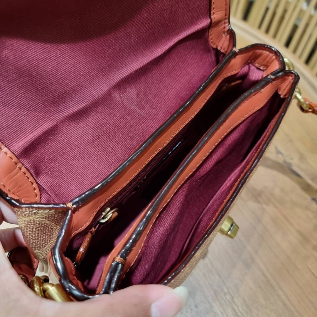 COACH 89089 CASSIE CROSSBODY 19 IN SIGNATURE CANVAS คัมแบ็คแล้วจ้า!! เรียบหรู ดูดี ต้องไอเท็มนี้เลย!! กระเป๋าสะพายข้าง สุดพิเศษ!! มีสายมาให้ถึง 3 แบบ!! สลับใช้แมทช์ตามสไตล์ได้เลย วัสดุหนังแคนวาสสลับหนังแท้ บอกเลยว่าสวยทุกสีนะคอลนี้ เปิด-ปิดด้วยตัวบิดล็อค 