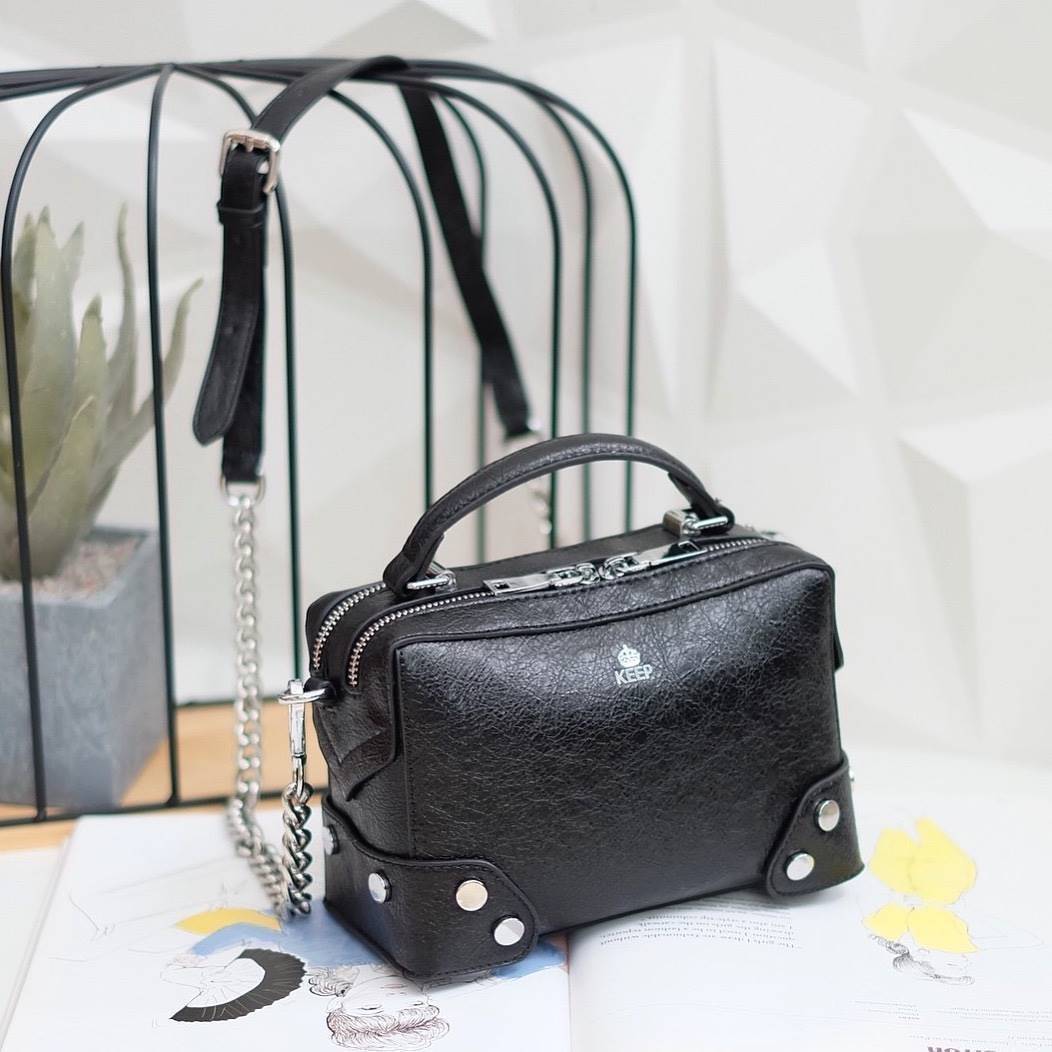 New in KEEP ' Baleny' กระเป๋าทรงหมอนที่ดีไซน์ออกมาสุด Chic สวยแบบไม่จำเจ ขนาดมินิกะลังดี หนัง ลายเอกลักษณ์ ตัดกับอะไหล่เงินได้ ลุคคูลๆ แต่งชุดไหนก้อ แมทช์แน่นอนค่า ปากกระเป๋ามีช่องซิป 2 ด้านแบ่งเก็บของได้สะดวกมากมีซิปปิดอย่างดี หางซิป 2 ทาง รูดใ