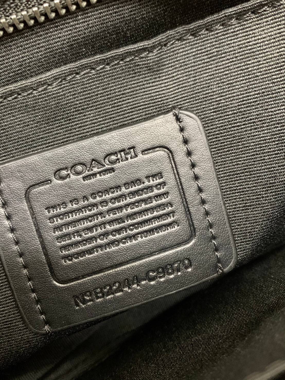 COACH SULLIVAN FLAP CROSSBODY IN SIGNATURE ((C9870)) ความเท๋ ความหล่อ ยกให้รุ่นนี้เลยค่าา พร้อมส่งก่อนใคร! ทรง สวยเก๋ กระเป๋าสะพายแบบครอสบอดี้ร์ของคุณผู้ชายเค้าเลยค่ะ หนังแท้2แบบสวยงาม น่าใช้มากๆ