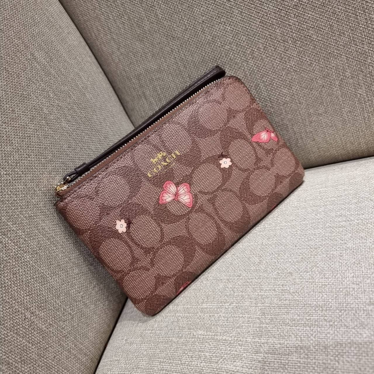 COACH 2972 CORNER ZIP WRISTLET IN SIGNATURE CANVAS WITH BUTTERFLY PRINT มาแล้วจ้า ไอเท็มสุดปัง!! ฮิตไม่เลิก!! พร้อมลวดลายสุดคิ้วท์ น่ารักน่าใช้ขึ้นไปอีก กระเป๋าคล้องมือ ขนาดเหมาะพกพา วัสดุหนังแคนวาส ภายในเป็นช่องโล่ง ใส่ธนบัตร หรือใส่บัตร ใส่เหรียญ ได้หมด