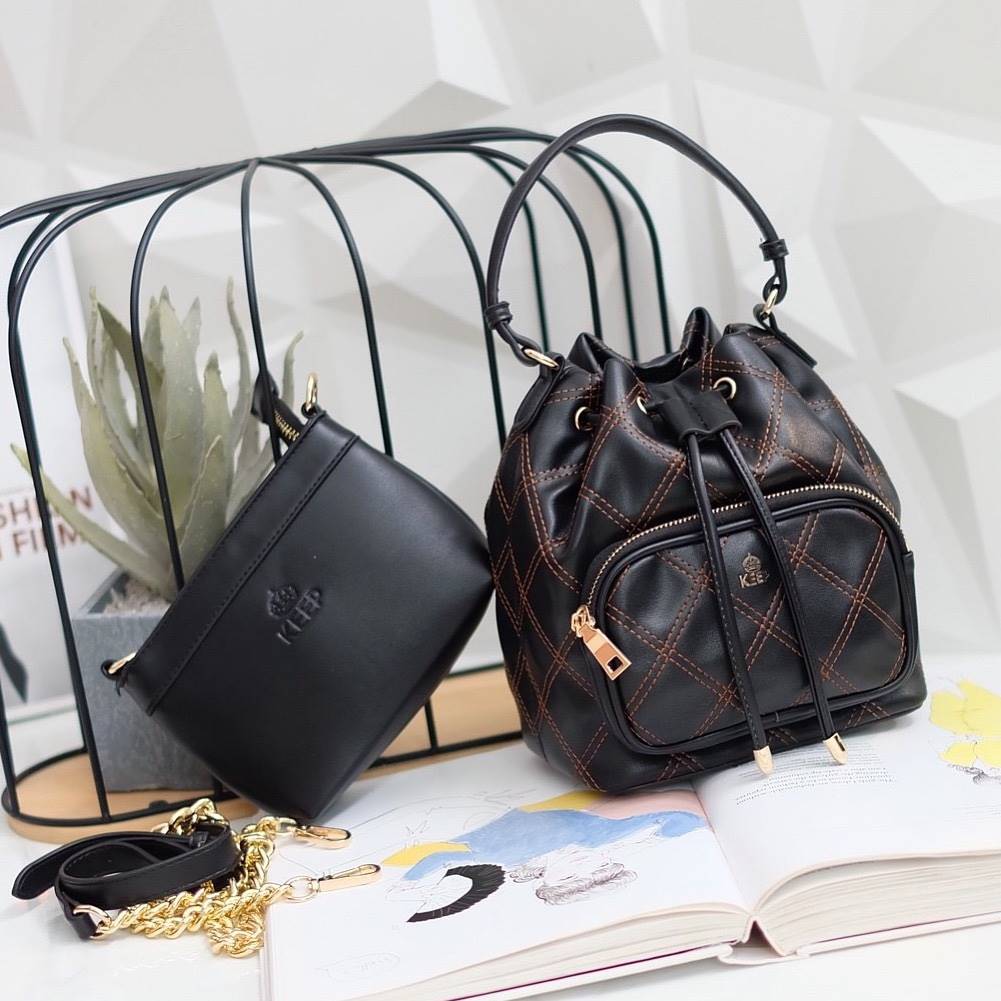 รุ่นใหม่ล่าสุด สวยมากๆค่า รุ่น New KEEP Minny bucket bag ทรงเก๋ สวย น่ารัก ขนาดตอบทุกโจทย์การใช้งาน เห็นแล้ว *หลงรักเลยคะ *ใบนี้ซื้อ1ได้ถึง2 มีกระเป๋าใส่ของใบเล็กด้านในให้อีก 1 ใบนะคะ 🌲ตัวกระเป๋าขนาดกำลังดีหนังเนื้อดีนิ่มมากๆคะ ดูแลรักษาง่าย ด้านใ