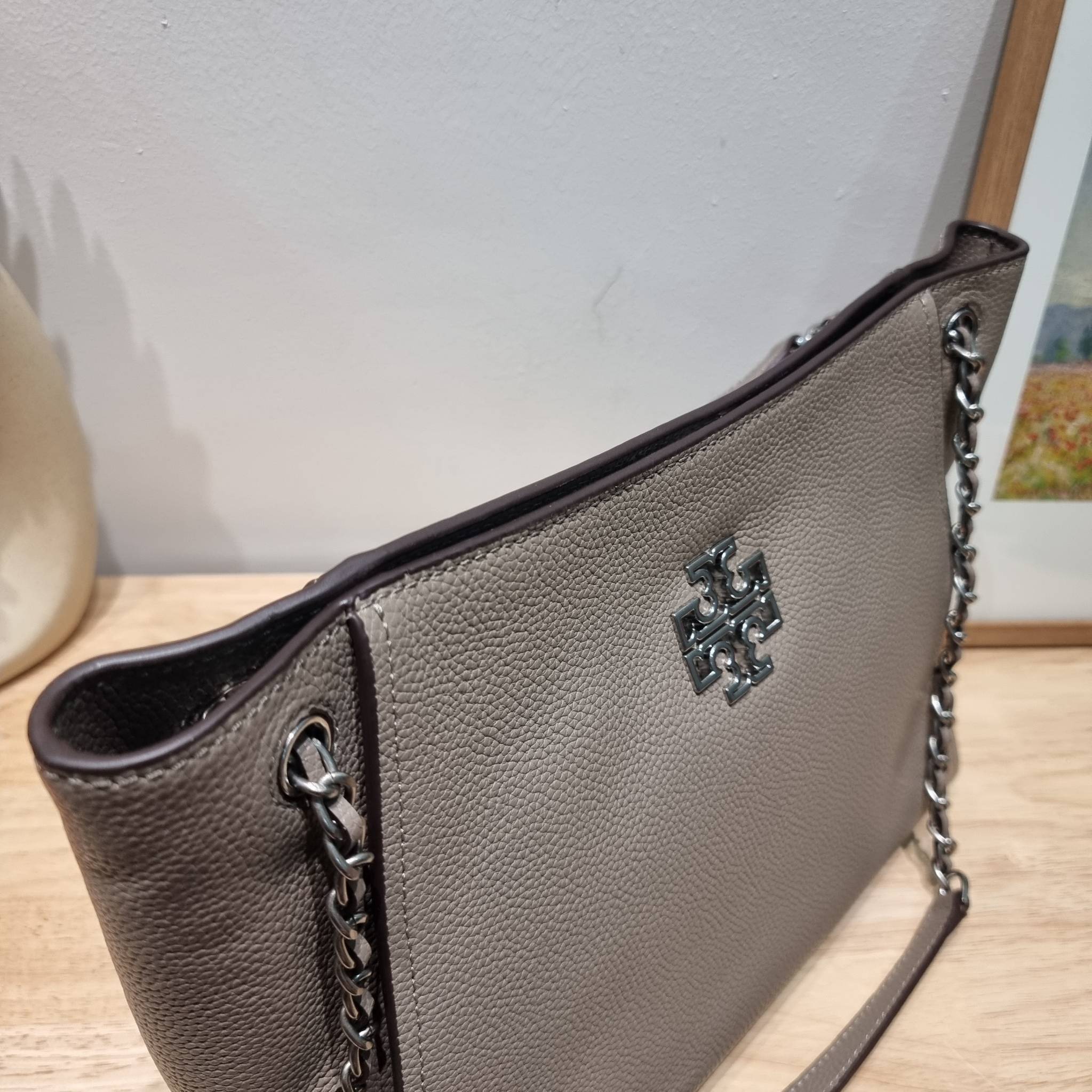 TORY BURCH BRITTEN SMALL SLOUCHY TOTE / TORY TOTE BAG / TORY BAG พร้อมส่ง กระเป๋าสะพายตัวแม่ รุ่น top ที่สวยดูแพง ใช้งานสะดวกมาก ดีไซน์ออกมาได้เรียบหรู ผู้ดี