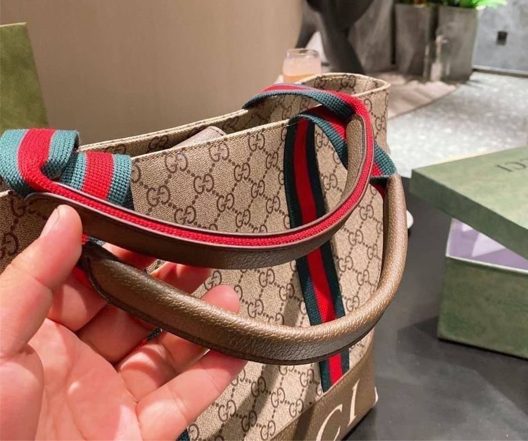 VIP 】Soft GG Supreme Ophidia Tote | GUCCI พร้อมส่งที่ไทย กระเป๋าถือ/สะพายไหล่ วัสดุผ้าแคนวาสและหนังแท้ ด้านในโล่งกว้าง จุของได้เยอะ ทนทาน ใช้งานได้บ่อย ทุกโอกาส ทุกสถานการณ์ เรียบหรูดูดี ไอเท็มแนะนำไม่ควรพลาดเลยค่า ราคาดีมากกก!!!