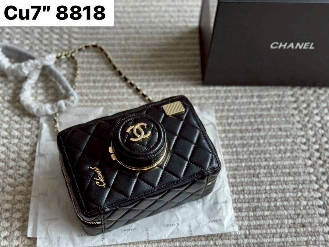 Chanel 24 camera bag Spring 2024 กระเป๋าสะพายทรงกล้อง เก๋มากสุดไอคอนิก ดีไซน์เป็นเอกลักษณ์ ดูแพงเกินเรื่อง มีความโดดเด่นดีไซน์คล้ายเลนส์ด้านหน้าเปิดเป็นกระจกได้