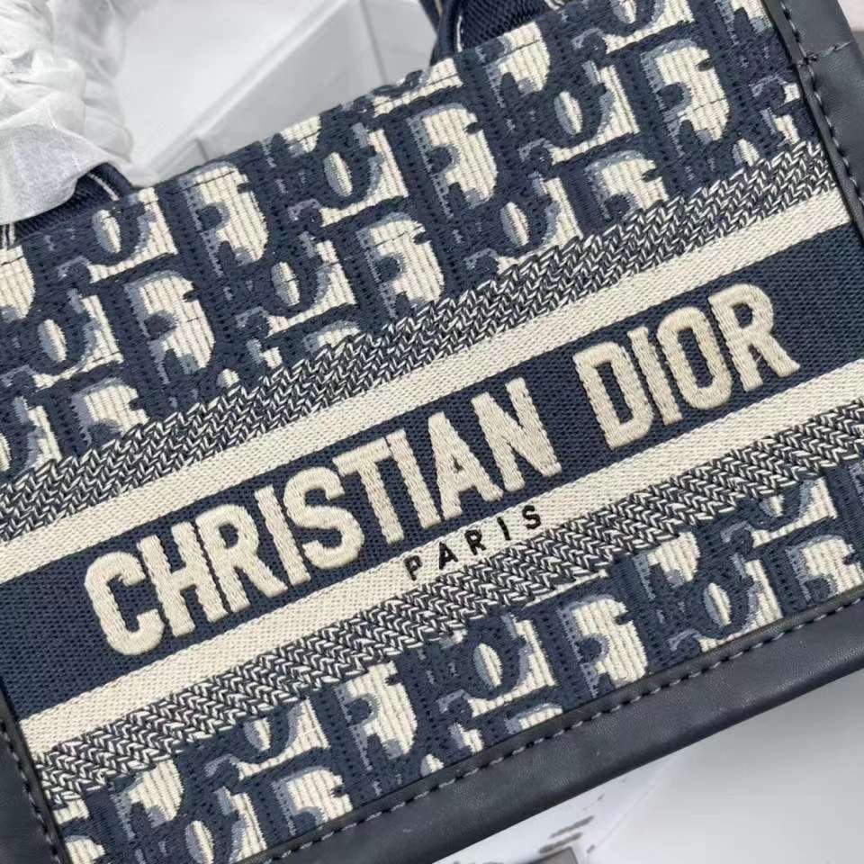 Dior mini book tote macro cannage bag กระเป๋าทรงโท้ทสุดฮิต ไซส์มินิ ดีไซน์ใหม่ หนังสวย พกพาไปไหนก็ได้ คล่องตัวและแมตช์ง่ายสุดๆ เกรดท็อปไฮเอน 1:1 ใช้งานต่างประเทศได้