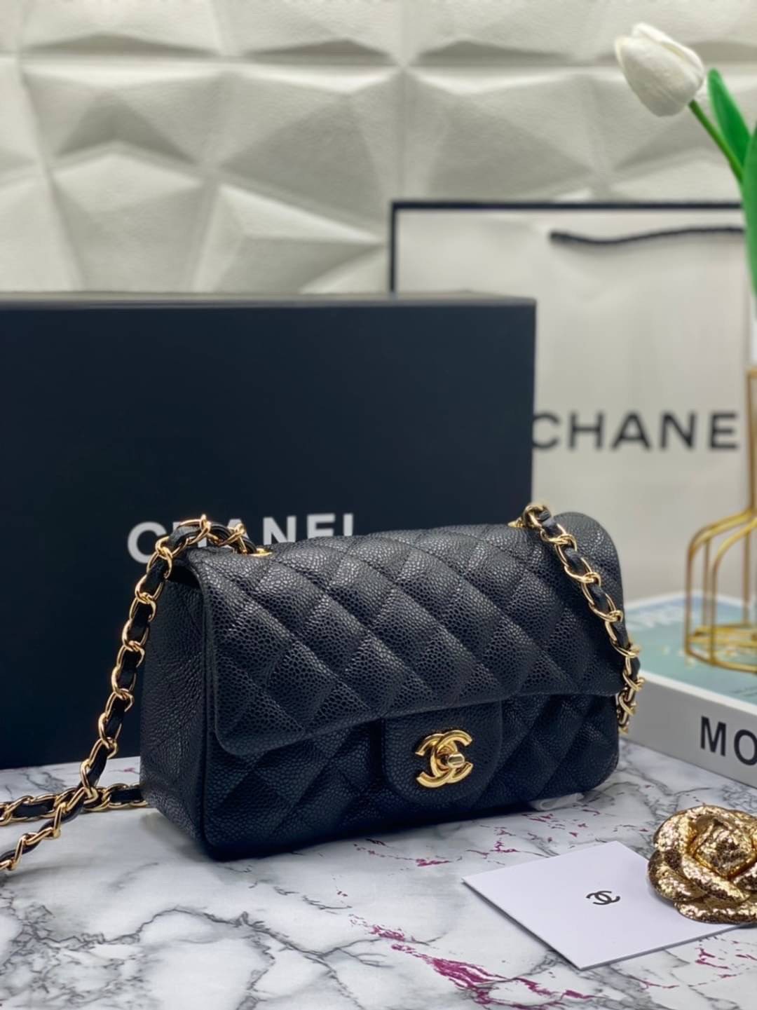 หนังแท้ CHANEL classic 8" black caviar รุ่นยอดนิยมไอเท็มฮิตวัสดุหนังคาเวียร์สวยคลาสสิค ด้านหน้ามีโลโก้แบรนด์อะไหล่ทอง/เงินสวยหรู ภายในสีแดงเบอกันดี้ เป็นใบยอดนิยมของสาวๆ เลยค่าา พร้อมส่งที่ไทยไม่ต้องรอพรีฯ สาวก Chanel Must Have! นะคะ