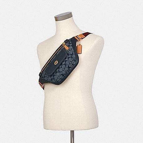 OUTLET 】COACH C4035 HERITAGE BELT BAG IN SIGNATURE CHAMBRAY ใหม่ล่าสุด กระเป๋าคาดอกสุดชิคสำหรับหนุ่มๆ เป็นดีไซน์กึ่งสปอร์ตที่ดูหรูมากๆ แพทเทิร์นเป็นที่ใช้งานง่าย วัสดุผ้าแชมเบรย์สลับหนังแท้ ไม่หนาไม่บางจนเกินไป มีช่องด้านหน้า และซิปหลัก ภายในโล่งกว้าง จุข