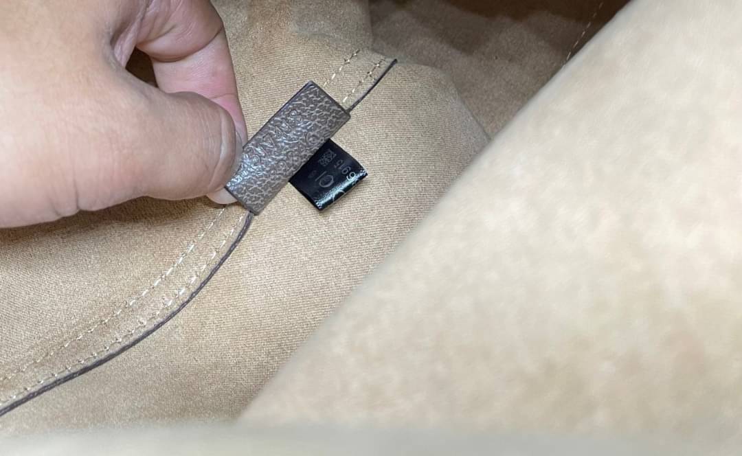 GUCCI tote bag vintage monogram 16" เกรดออริจินอล กระเป๋าโท้ทวินเทจใบใหญ่ ตัดเย็บอย่างพิถีพิถัน ภายในช่องโล่งกว้างจุได้เยอะ รูปทรงออกแบบ หยิบจับสะดวก สามารถใส่กระเป๋าสตางค์ พวงกุญแจโทรศัพท์มือถือ iPad และเอกสารได้ จะถือหรือสะพายชิวๆในวันหยุดสบายๆ ก็ส