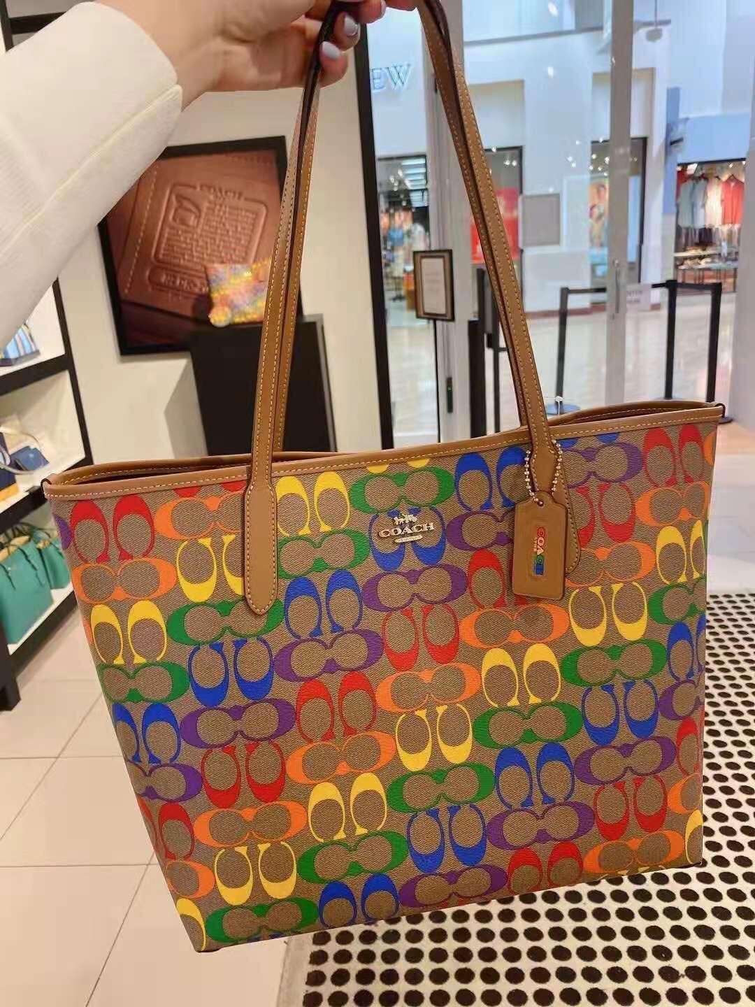 COACH CITY TOTE IN RAINBOW SIGNATURE CANVAS C4181 กระเป๋าสะพายข้างทรงโท้ทใบใหญ่ หนังลาย C สกรีนลายโค้ช รุ่นนี้ ปากกระเป๋าไม่มีชิป มีกระดุม แม่เหล็ก ด้านในมีช่องซิปไว้ใส่กระเป๋าเงินได้คะ เป็น รุ่นยอดนิยมคะ จุของได้เยอะมาก