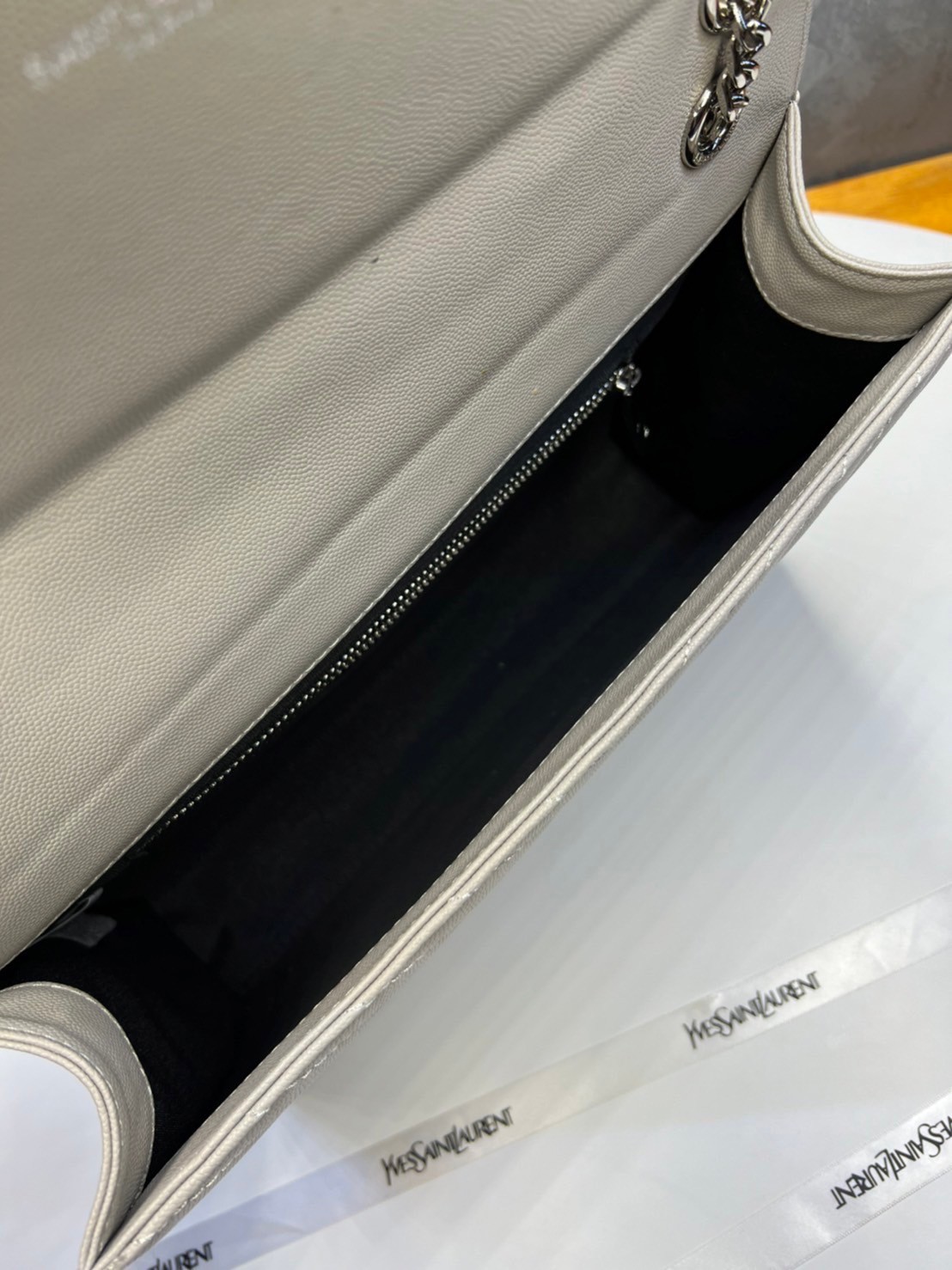 หนังแท้ YSL college large chain bag in quilted leather 30cm กระเป๋าสะพายใบใหญ่ ดีไซน์ทรงสวยหรู ตอบโจทย์ได้ทุกสไตล์ ภาพสินค้าถ่ายจากงานขายจริง ใช้งานต่างประเทศได้