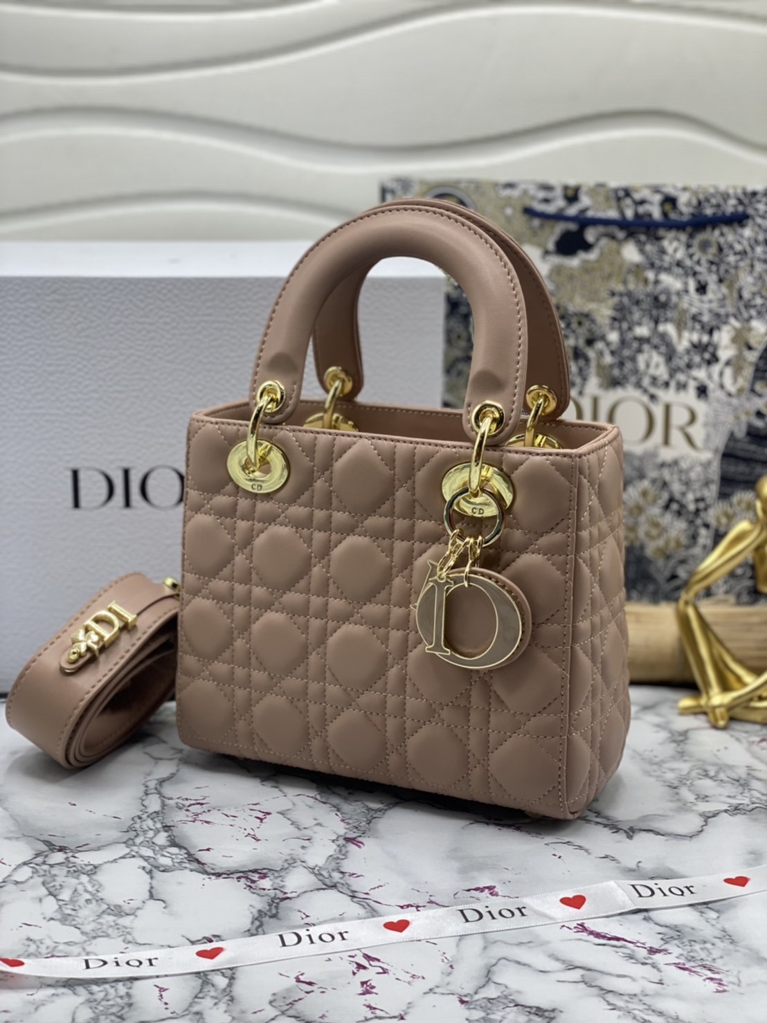 หนังแท้ DIOR LADY BAG 20cm ความสง่างามอีกหนึ่งรุ่นของ Dior รูปทรงสีเหลียม ขนาดกระทัดรัด ตั้งอยู่ทรง ฐานกระเป๋าแข็งแรง มีหมุดรองฐาน ดีไซน์ที่มีเอกลักษณ์เฉพาะตัว ด้านหน้าตกแต่งด้วยตัวอักษร D.I.R ห้อยเป็นพวงกุญแจ จะถือด้วยมือหรือสะพายไหล่ก็ดูดีมากๆ ค่ะ