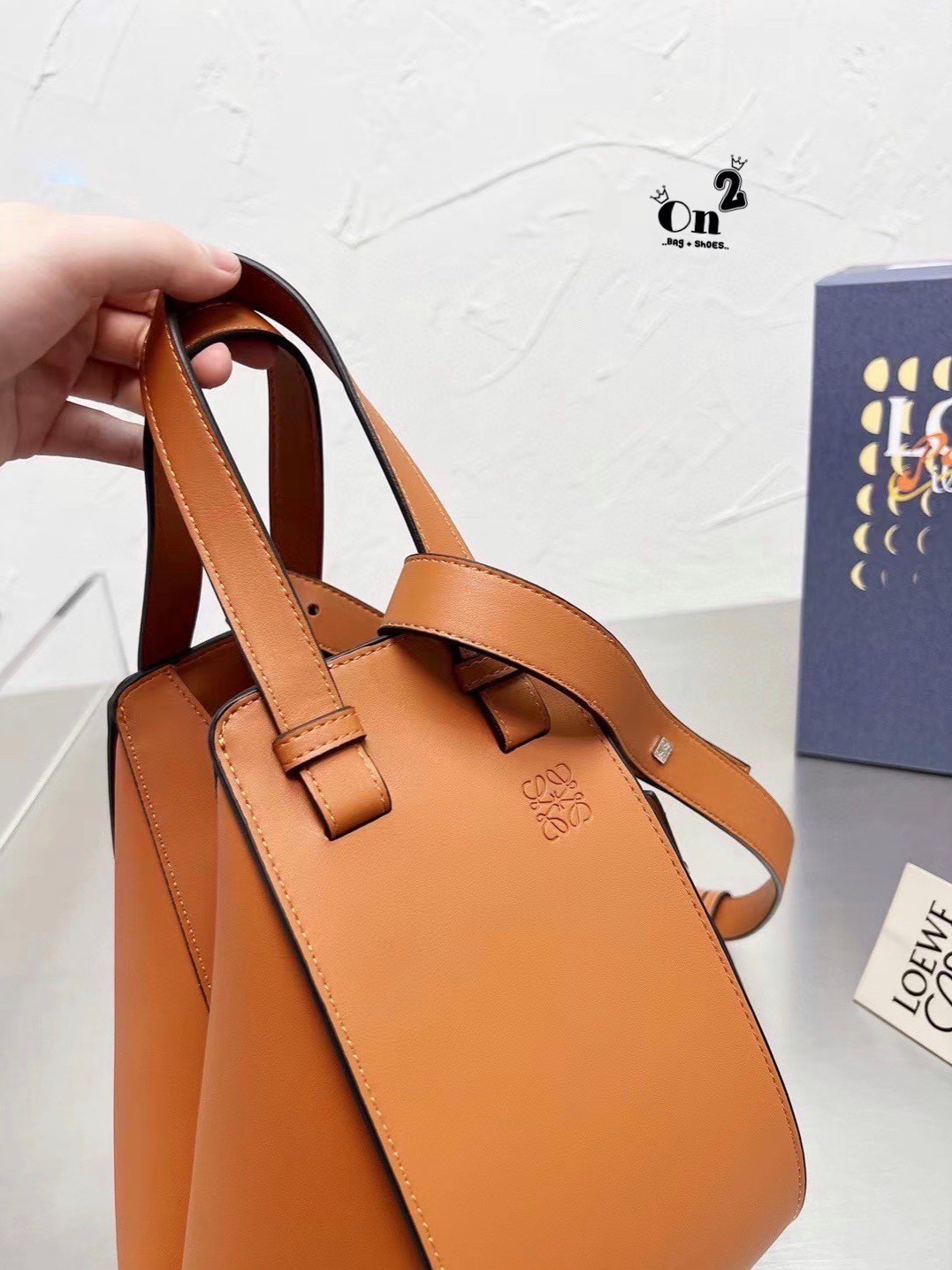 Loewe Hammock Bag / Loewe Small Hammock Leather Bag กระเป๋าถือหรือสะพาย รุ่น Rare items สุดๆ หนังสวยดีไซน์มีเอกลักษณ์ ใบขนาดกำลังดี น้ำหนักเบา สามารถปรับได้หลายทรง ด้านข้างมีซิปปรับขยายได้ ภายในโล่งกว้าง ใส่กระเป๋าสตางค์ กล้อง มือถือ ของใช้ได้เยอะ หูหิ้วห