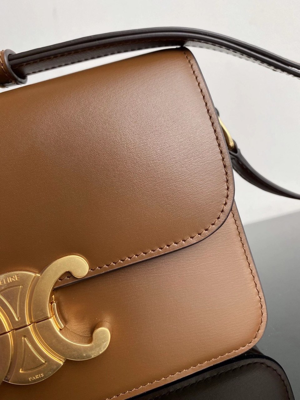 พร้อมส่ง 2 สี 2ขนาด NEW!! CELINE SHOULDER BAG VIP GIFT WITH PURCHASE (GWP) พรีเมี่ยมกิ๊ฟ Limited Edition จาก CELINE HAUTEPARFUME DUTYFREE COUNTER วัสดุหนังแท้ **เงาสวยมาก ทรงกล่องอยู่ทรง ขนาดกะทัดรัด เปิดปิดด้วยตัวล้อคแบรนด์สีทอง ภายในมีช่องใส่ของโล่ง สาม