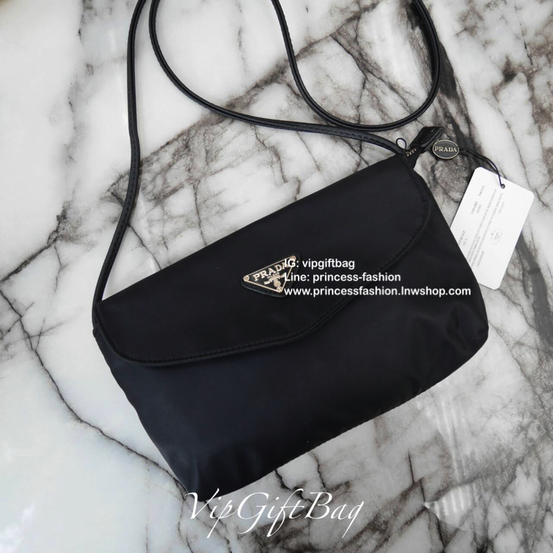 Best Seller! จากงานพรีเมี่ยมกิ้ฟ จากเคาเตอร์ต่างประเทศ จากแบรนด์ PRADA ค่า เป็น กระเป๋าผ้าไนล่อน ตามแบบฉบับของแบรนด์เลย ใบนี้มีสายยาวให้คะ เลิศมาก สะพายเป็น shoulder bag ได้เลย ขนาดกำลังดีคะ ตัวกระเป๋าเบามาก ใส่มือถือได้ทุกรุ่น ใช้แล้วสวยมากๆ อะไหล่ทองหรู
