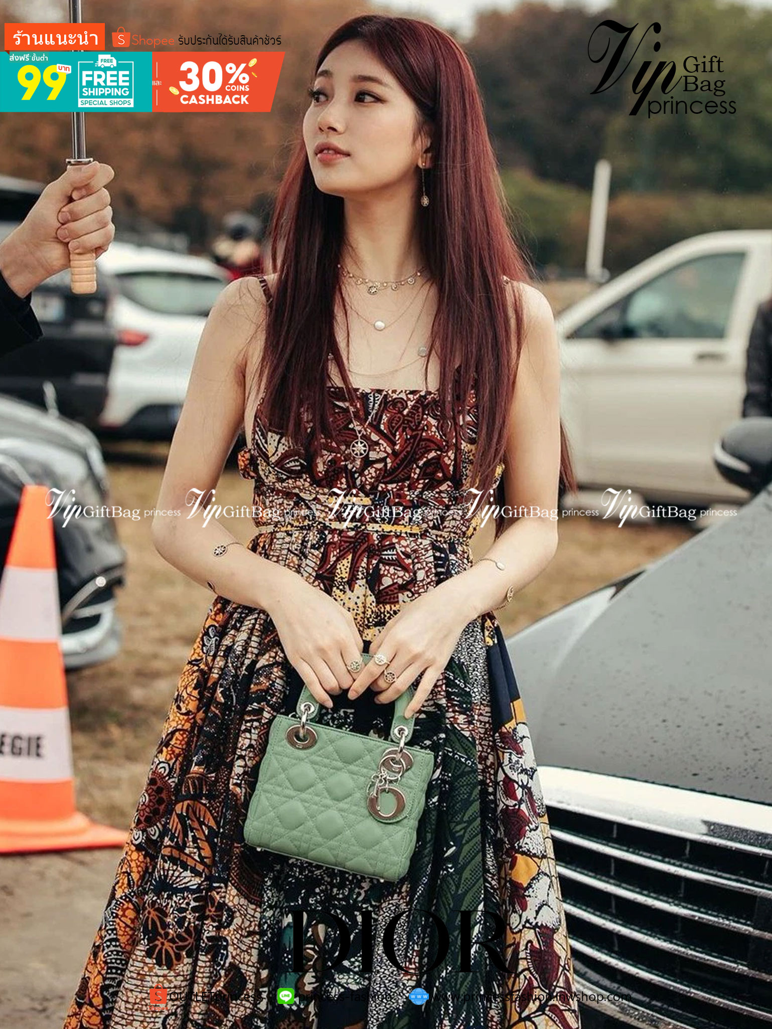 DIOR Lady / Small Lady Dior Bag Cannage Lambskin กระเป๋าสุดไอคอนิก รูปทรงสีเหลียม ขนาดกระทัดรัด ตั้งอยู่ทรง ฐานกระเป๋าแข็งแรง มีหมุดรองฐาน ดีไซน์เอกลักษณ์เฉพาะตัว ด้านหน้าตกแต่งด้วยตัวอักษร D.I.R ห้อยเป็นพวงกุญแจ จะถือหรือสะพายไหล่ก็ดูดีมากๆ ค่ะ