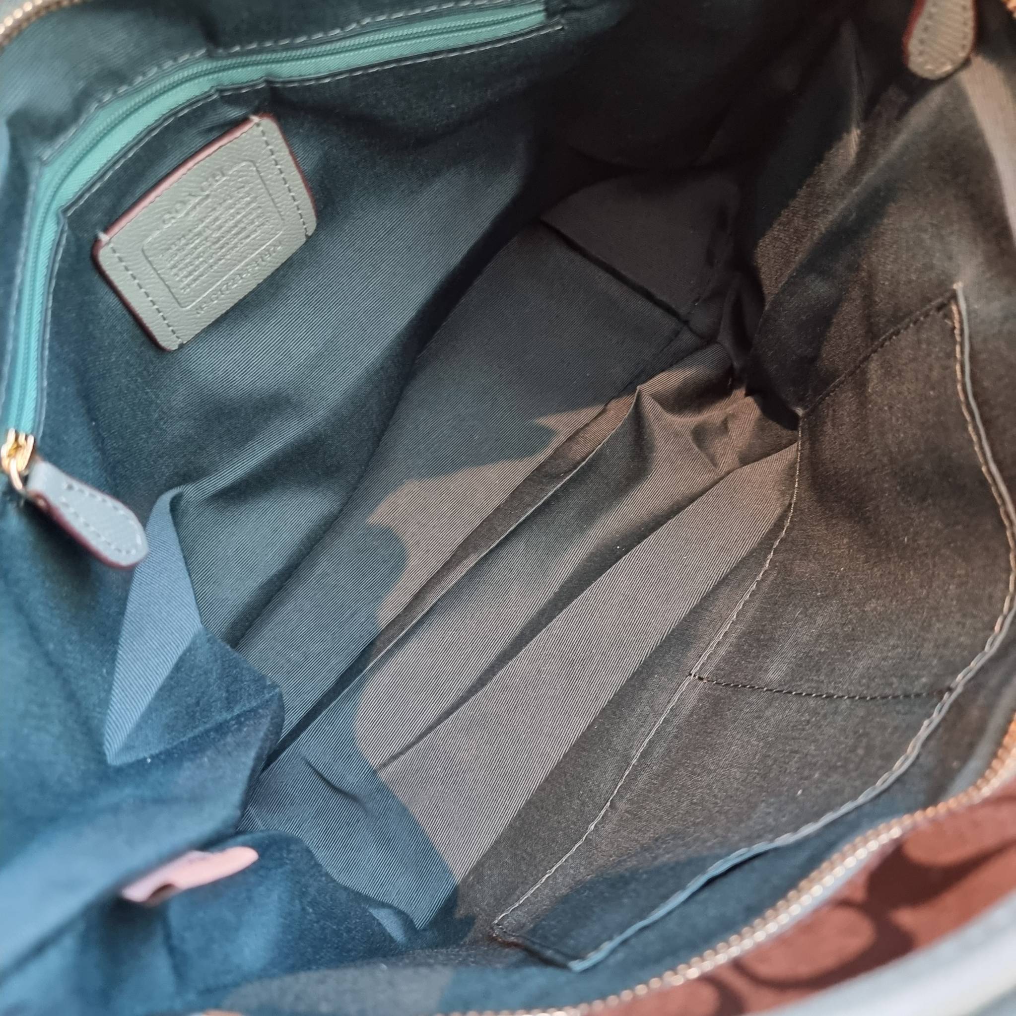 OUTLET 】COACH F58292 CITY ZIP TOTE IN SIGNATURE 16" รุ่นขายดี!! ไซส์ใหญ่ สีสวยมาให้แบบจัดเต็ม!! กระเป๋าถือทรงโท้ทใบใหญ่ สวยน่าใช้ทุกสี สะพายคล้องไหล่ได้เก๋ๆ จุของแน่นๆไปเลยจ้า!! วัสดุหนังแคนวาสคุณภาพ ปากกระเป๋าเปิด-ปิดด้วยซิป กันของหล่นได้ ถือไปไหนก็