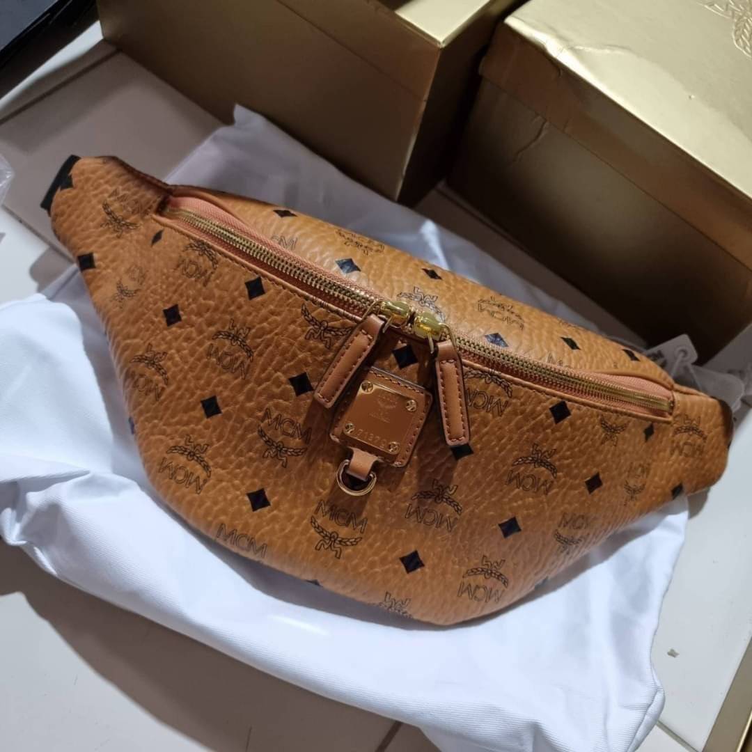 M.C.M FURSTEN BELT BAG IN VISETOS กระเป๋าคาดอกยอดฮิต หนุ่มๆสาวๆใช้ได้ไม่มีเบื่อ รุ่นขายดี ลายวิเซโต้เอกลักษณ์ ทั้งสปอร์ตและดูหรูในตัว ใช้งานง่าย ได้ทุกลุค วัสดุหนังแคนวาสคุณภาพดี มีช่องซิปหลัก และซิปด้านหลังกระเป๋า ภายในเป็นช่องโล่งบุผ้าซับอย่างดี รุ่น un