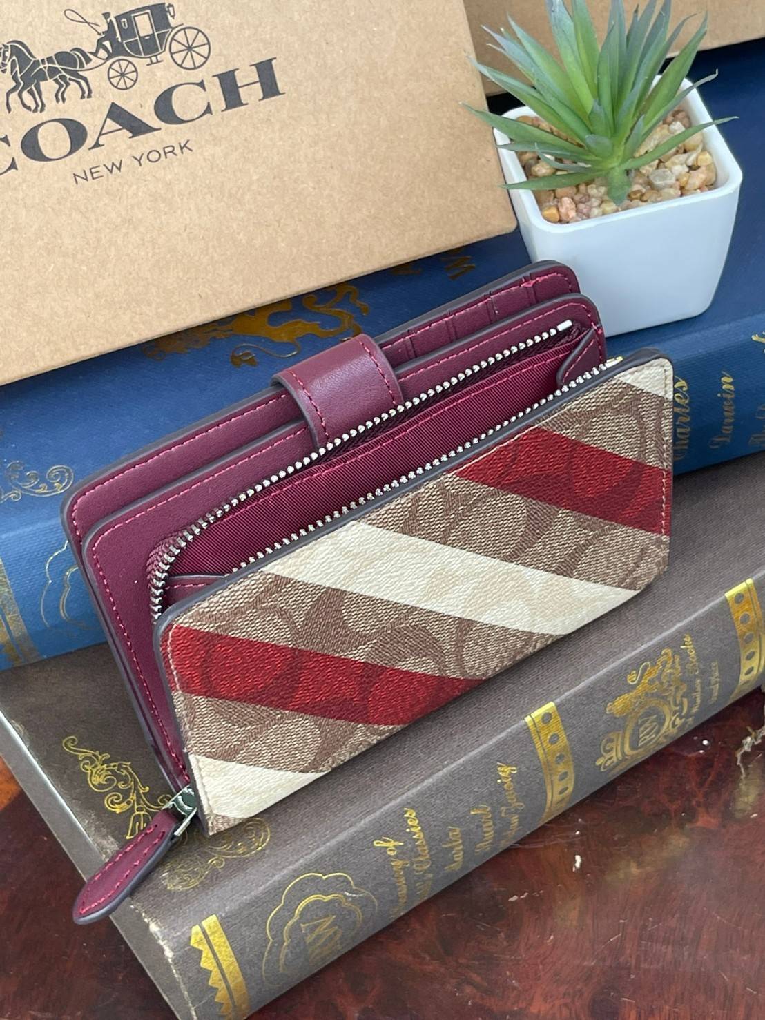 COACH MEDIUM CORNER ZIP WALLET IN SIGNATURE CANVAS กระเป๋าสตางค์ขนาดกลางที่ถือว่าเป็นไอเทม Must Have ของทุกเพศทุกวัยที่ต้องพกติดตัวไว้ตลอดเวลา เพราะนอกจากจะช่วยจัดเก็บเงิน บัตรประชาชน บัตรเครดิตและต่าง ๆ ให้เป็นระเบียบเรียบร้อยยังต้องคำนึงถึงประโยชน์ใช้สอ