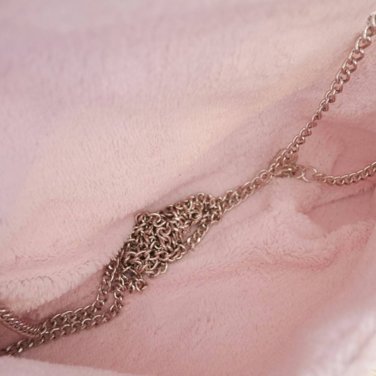 Chanel shoulder & cluth bag กระเป๋าสะพายทรง cluth ขนาดกำลังน่ารัก วัสดุหนังแก้ว เปิดปิดด้วยกระดุมแม่เหล็ก ภายในโล่งบุเฟอขนนุ่ม ใส่กระเป๋าสตางค์ยาวได้ มาพร้อมสายสะพายโซ่ หรือจะเก็บสายถือเป็น cluth ออกงานก็ดูดี มากับราคาสุดคุ้มค่ะ