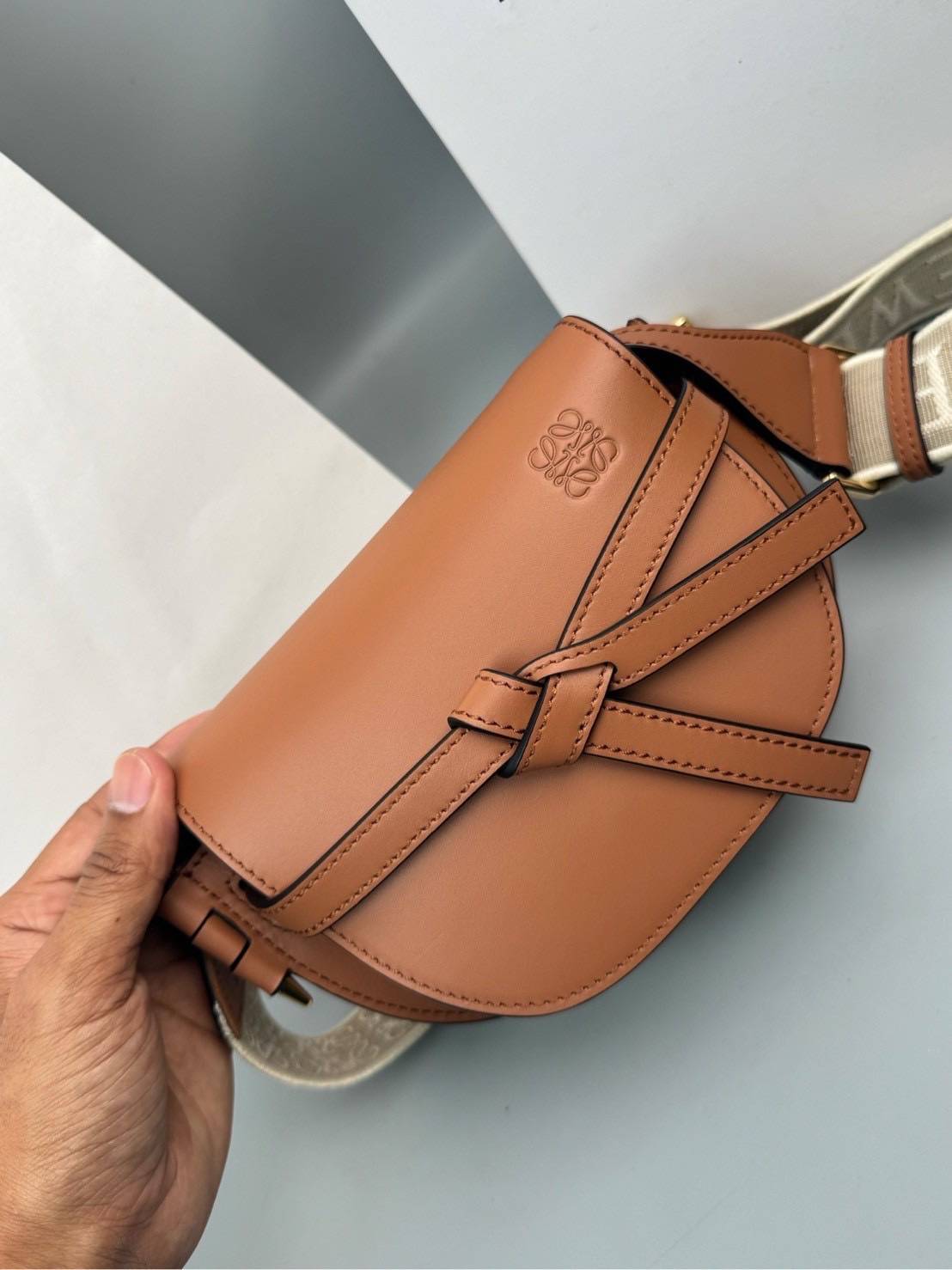 TOP ORI หนังแท้ | Loewe Mini Gate bag กระเป๋าสะพายทรงสวยไซส์มินิ ใช้ได้ทั้งหนุ่มๆและสาว คูลๆ สุดยอดแบรนด์ที่ดีไซน์เป็นเอกลักษณ์ โดดเด่น สวยหรู สไตล์คลาสสิค