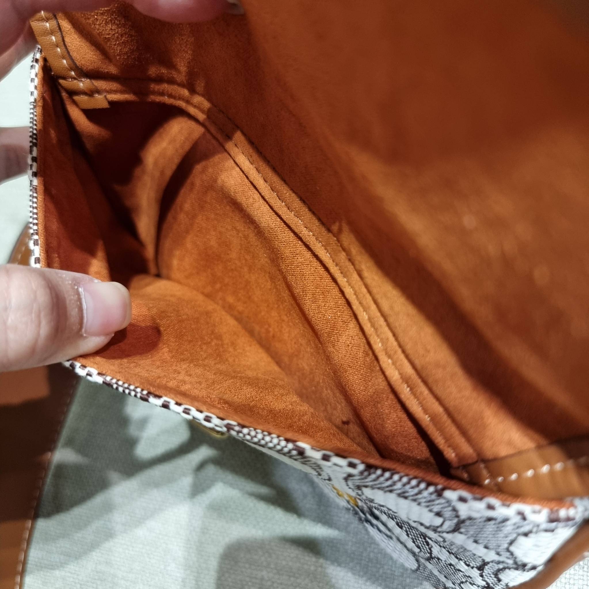 COACH C7764 STUDIO CAMERA BAG 19 IN SIGNATURE TEXTILE JACQUARD WITH CREATURES น้องเล็กใหม่สุดอีกหนึ่ง!! ขนาดเล็กกะทัดรัด มาแบบเลิศๆหรูๆมากแม่ พร้อมเทกเจอร์สุดคิ้วท์!! กระเป๋าสะพายข้างลุคไฮน์ ที่ดีไซน์ออกมาได้ปัง และดูแพงมากๆ ด้วยดีเทลคลาสสิคผสานความเป็นเอ