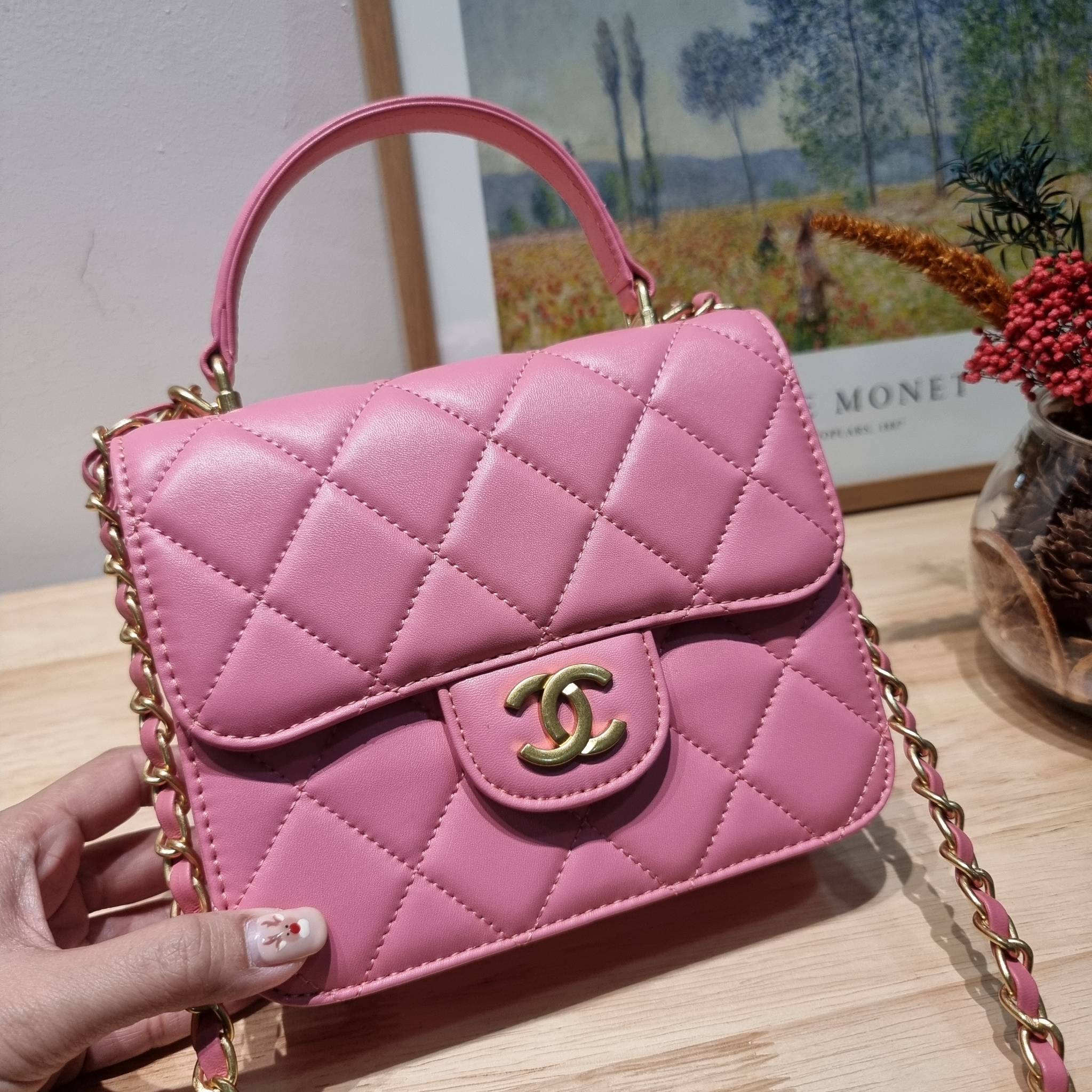 CHANEL flap bag with chain กระเป๋าสะพายสุดหรู สวยดูแพง รูปทรงคลาสสิค ขนาดกำลังพอเหมาะ สายสะพายโซ่ในตัว น้ำหนักเบา และยังมีหูจับในตัว สะดวกต่อการพกพา ตัวกระเป๋าเปิดด้วยกระดุมแม่เหล็ก วัสดุหนังอย่างดี ผิวสัมผัสดี ภายในเป็นช่องโล่ง และยังมีช่องซิปให้ด้วย