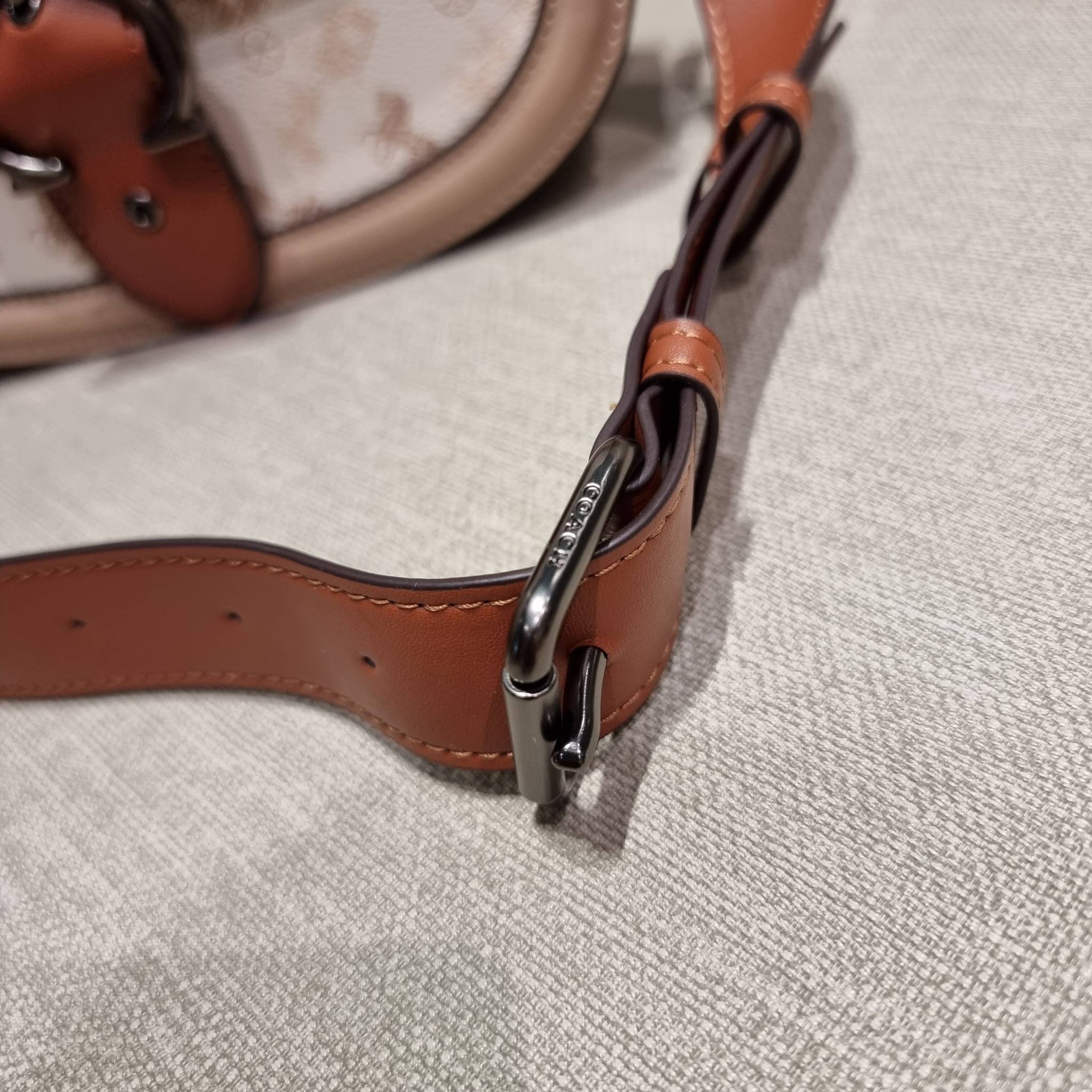 COACH C0745 BEAT SADDLE BAG WITH HORSE AND CARRIAGE PRINT The best item! ที่สาวๆรอคอย! ฮอตไฟลุก! สีหายาก ละมุนคุณหนู คอลเลคชั่นใหม่ ดีไซน์หรูหรา พิเศษมากๆมาพร้อมสายสะพาย 2 เส้น ใช้คู่กันหรือแยกสะพายก็สวยครบสูตร กระเป๋าสะพายทรง saddle คลาสสิค เปิด-ปิดด้วยก