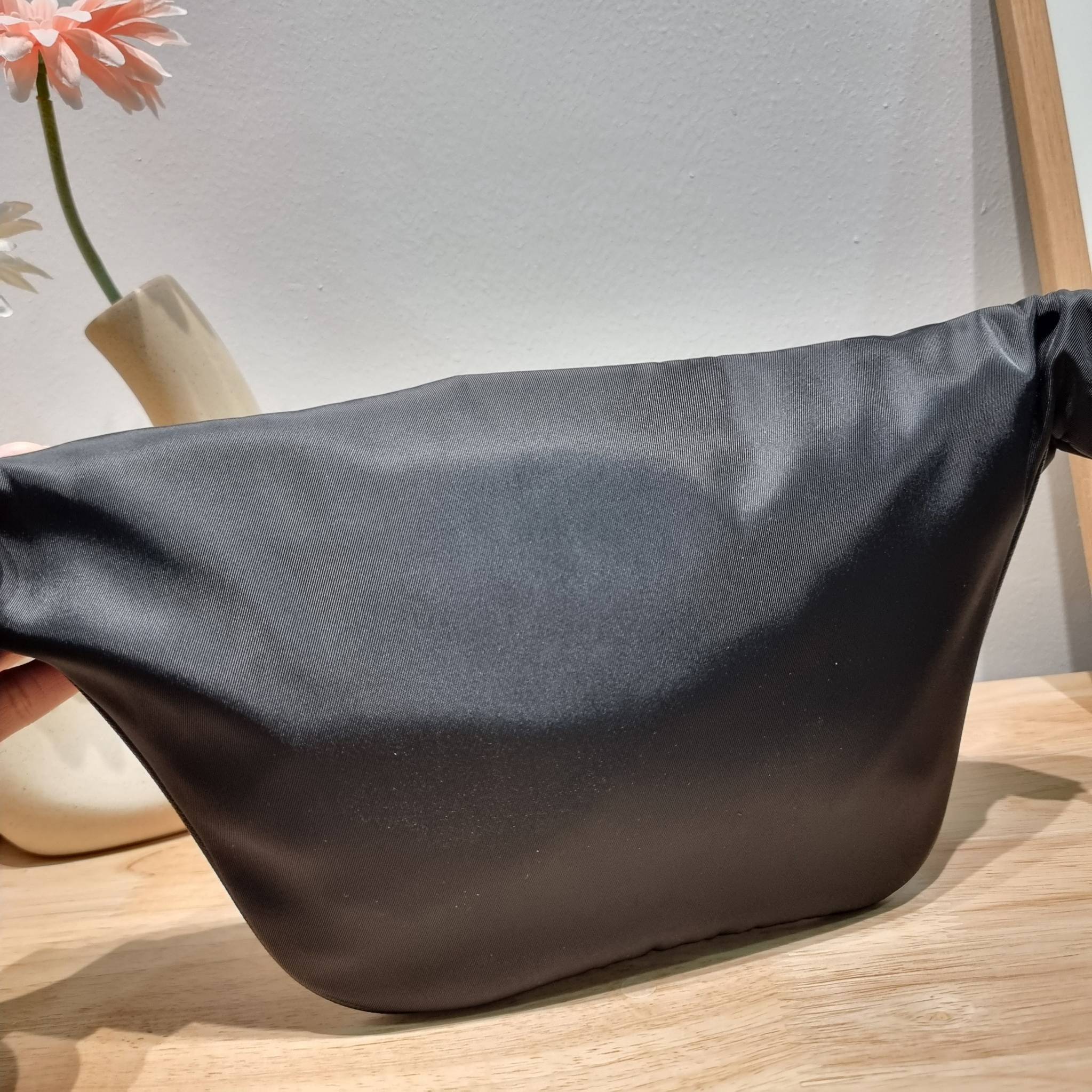 PRADA NYLON BUM BAG / PRADA Nylon Belt Bag กระเป๋าคาดอก รุ่นยอดฮิต ที่ใครๆก็ตามหา ด้วยดีไซน์คลาสสิค ใช้งานง่าย คล่องตัวสุดๆ เปิด-ปิดด้วยซิป ภายในโล่งกว้าง