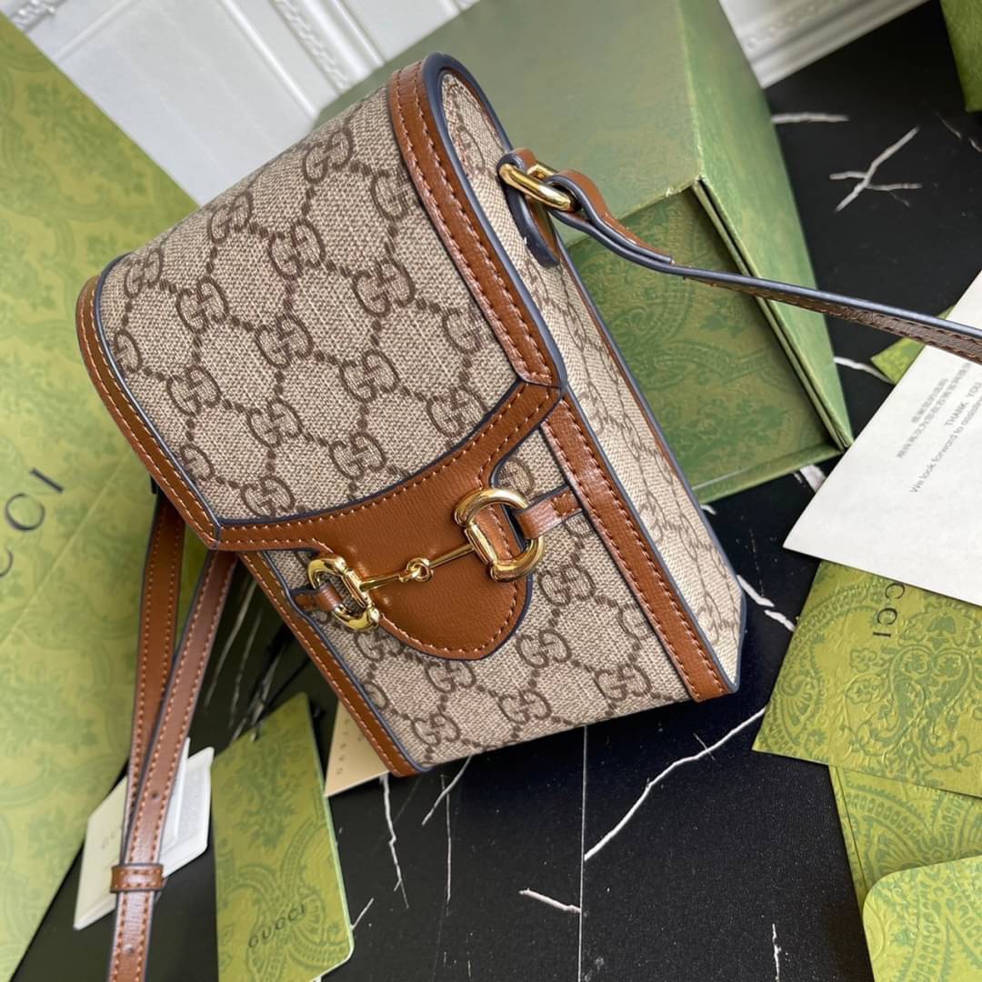 หนังแท้ GUCCI Horsebit phone bag กระเป๋าสะพาย กระเป๋าใส่โทรศัพท์สุดคลาสสิก หนังวัวแท้สีน้ำตาล อะไหล่สวย ดีไซต์สัญลักษณ์วงแหวนตามแบบฉบับ GUCCI มาพร้อมกล่องแบรนด์และสายสะพายยาวที่สามารถปรับระดับได้ พร้อมส่งให้สะพาย สวยๆ กันแล้ววันนี้ ใบนี้ must have..ค่ะ.!!