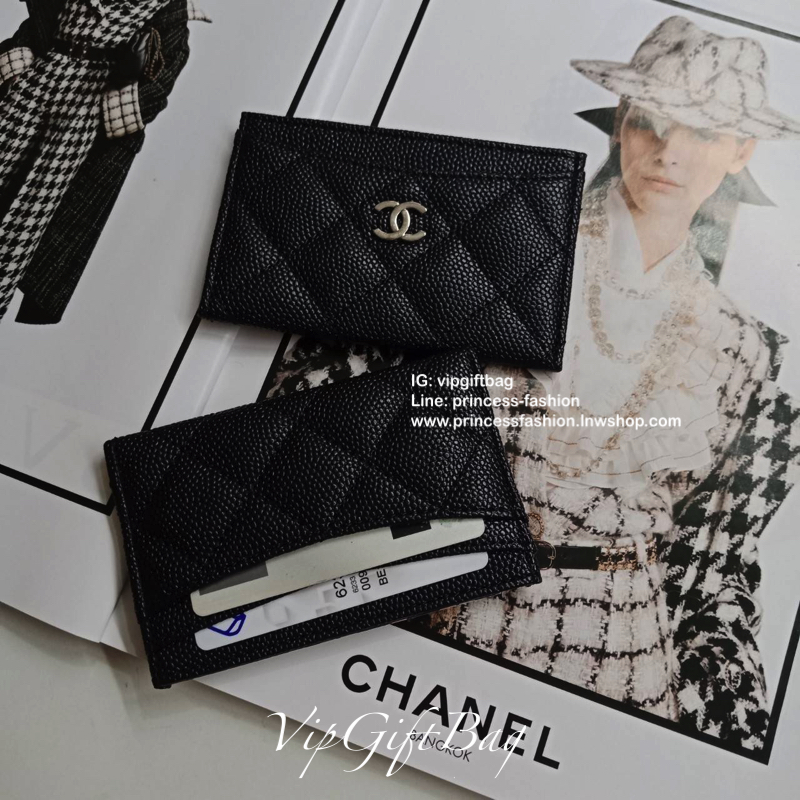 Chanel Cavier Card Holder in Black(GWP) 💳 จากพรีเมี่ยมกิ้ฟแบรนด์หรูอย่าง chanel ดีไซน์สวยเก๋ **หนังคาเวียร์เงาแน่น ประดับ Logo brand อะไหล่เงิน **ขนาดกำลังน่ารัก ใส่บัตรได้ถึง 4 ใบ พกพาสะดวก จะซื้อไว้ใส่บัตรใบหรู หรือซื้อให้เป็นของขวัญ ก็ควรค่าที่