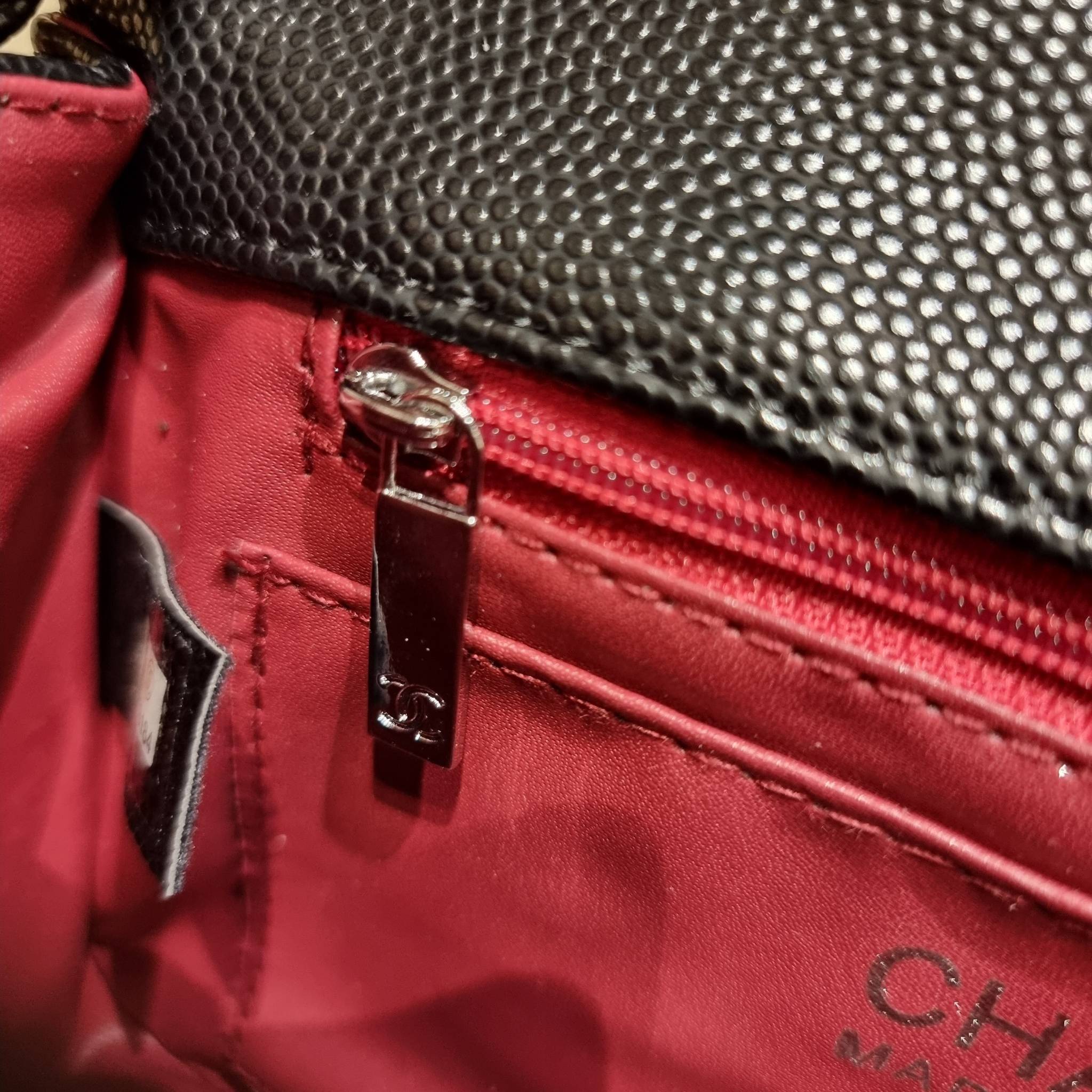 VIP 】3สี คัมแบคทูสต็อค!! จัดมาแน่นๆ พร้อมสีรับความเฮง!! พรีเมี่ยมจากแบรนด์ Chanel vip สุดพิเศษจากเคาน์เตอร์ กระเป๋าสะพาย หนังสังเคราะห์ลายคาร์เวีย หรูหราทั้งอะไหล่เงินและอะไหล่ทอง สะพายแล้วขับผิวมากๆใบนี้ เปิด-ปิดกระเป๋าด้วยตัวบิดล็อค ภายในกระเป๋าบุหนังสี