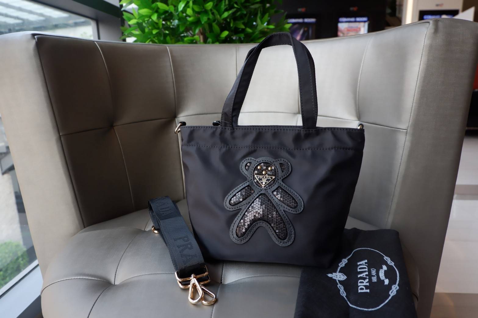 BEST SELLER !! สำหรับกระเป๋าอเนกประสงค์ ทรง Mini TOTE จากแบรนด์ PRADA เป็น กระเป๋าผ้าไนล่อน ตามแบบฉบับของแบรนด์เลย ใบนี้มีสายยาวให้ค่ะ เลิศมาก สะพายเป็น Shoulder bag หรือถือได้คะ ด้านหน้าเป็นลายหมี ปั๊กกลิ้ตเตอร์ +logo brand ใช้แล้วสวยมากๆ อะไหล่ทองหรูมาก