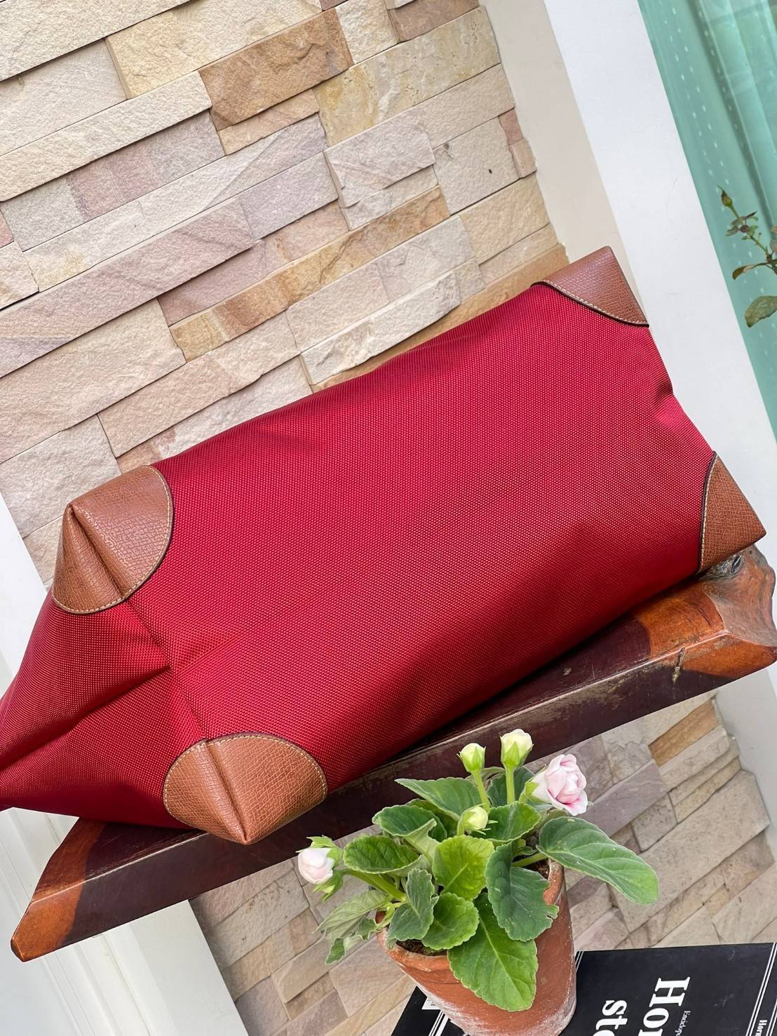 LONGCHAMP BOXFORD TRAVEL BAG L กระเป๋าเดินทางขนาดใหญ่ มาพร้อมสายสะพายที่สามารถถอดได้ ให้คุณเลือกสะพายไหล่หรือถือได้ มีซิปรูดเปิดปิดกระเป๋าที่ให้คุณมั่นใจได้ว่าคุณจัดเก็บไอเท็มของคุณได้อย่างมิดชิด บ็อคฟอร์ด (BOXFORD) สะท้อนความเป็นเอกลักษณ์ของแบรนด์ที่เปี่