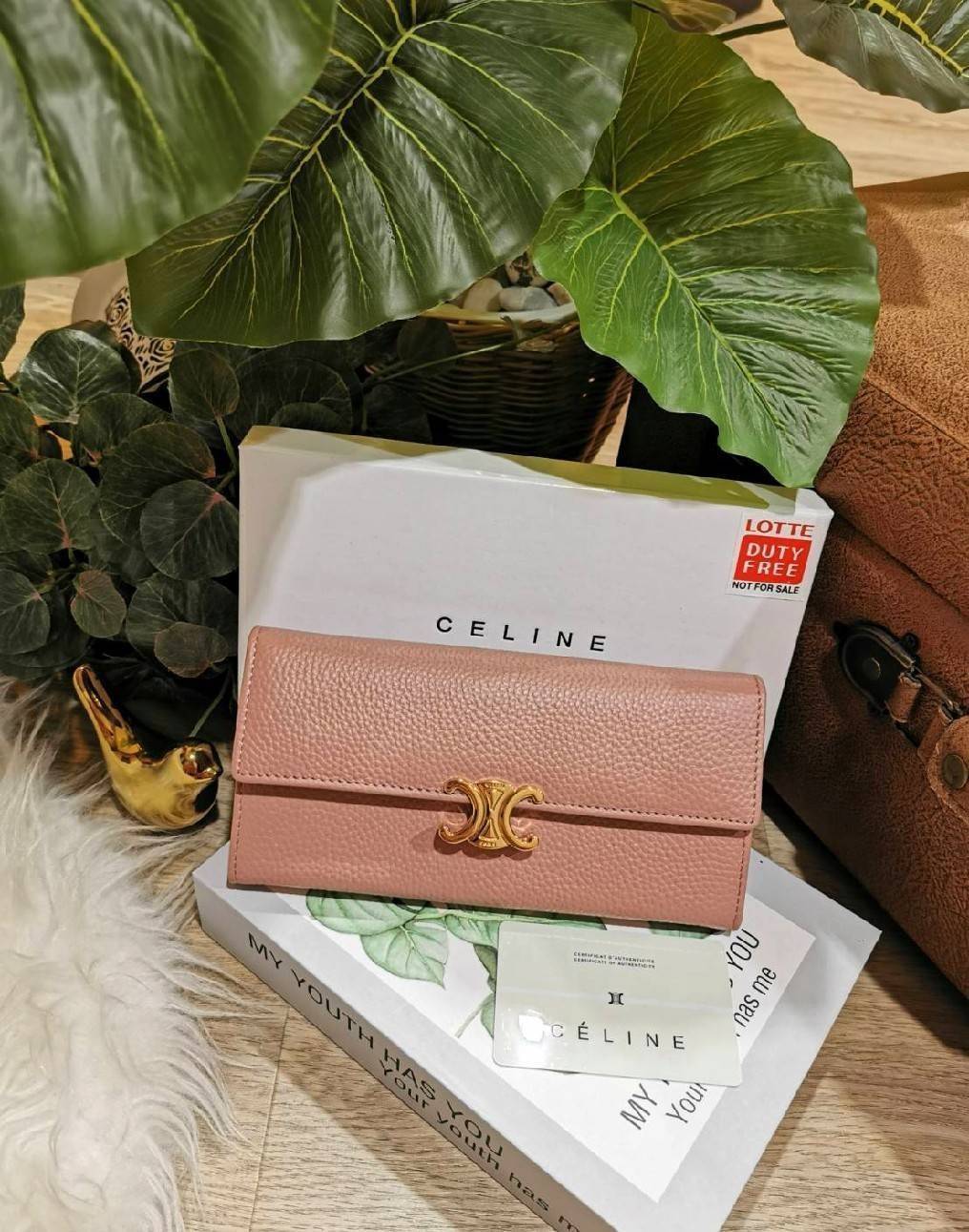 CELINE LONG WALLET BAG VIP วัสดุหนังแท้เทคเจอร์สวยอยู่ทรงมีโลโก้ด้านหน้า ภายในมีช่องใส่บัตรหลายช่อง มีช่องซิปใส่เหรียญ หัวซิปแบรนด์อะไหล่ทอง มีช่องใส่ธนบัตรหลายช่องเเยกเป็นสัดส่วน ใส่แบงก์พันได้ ใส่มือถือ iphone ได้ ภาพถ่ายจากสินค้าจริง! มาใน Original Pac