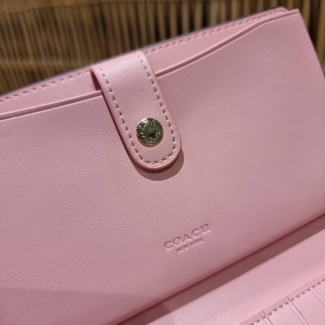 COACH C3371 TECH PHONE WALLET WITH SPACED WILDFLOWER ดีไซน์ใหม่ คอลเลคชั่นสวยหรู กระเป๋าสตางค์พร้อมสายคล้องมือ ง่ายต่อชีวิตมากจ้า!! มันดีอะไรเบอร์นี้ ใส่ได้ทั้งบัตร และโทรศัพท์ก็ใส่ได้ทุกรุ่น แถมยังมีช่องซิปแยกไปอีก ช่องเยอะไม่ต้องห่วงจริงๆ วัสดุหนังแคนวา
