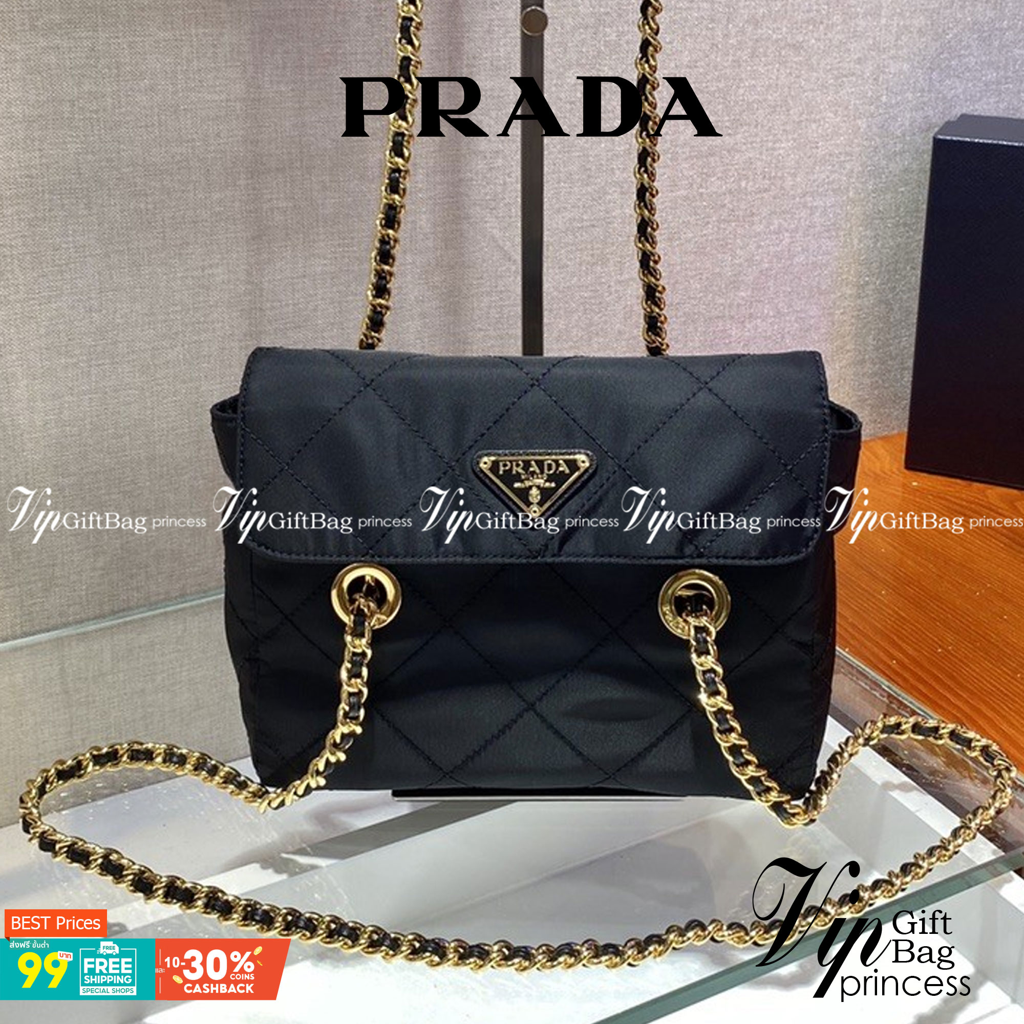 Prada Black Quilted Nylon Vintage Shoulder Bag ถือว่าเป็นแบรนด์ที่ได้รับการขนานนามว่าเป็น "แบรนด์คลาสสิกที่แปลกใหม่ ดูเก่าแต่ทันสมัย" กระเป๋าสะพายไหล่ใบนี้ วัสดุเป็นไนลอนที่ถือเป็น Iconic ของแบรนด์ มาพร้อมกับดีเทลที่ใช้สายสะพายโซ่ร้อยเข้ากับหนัง