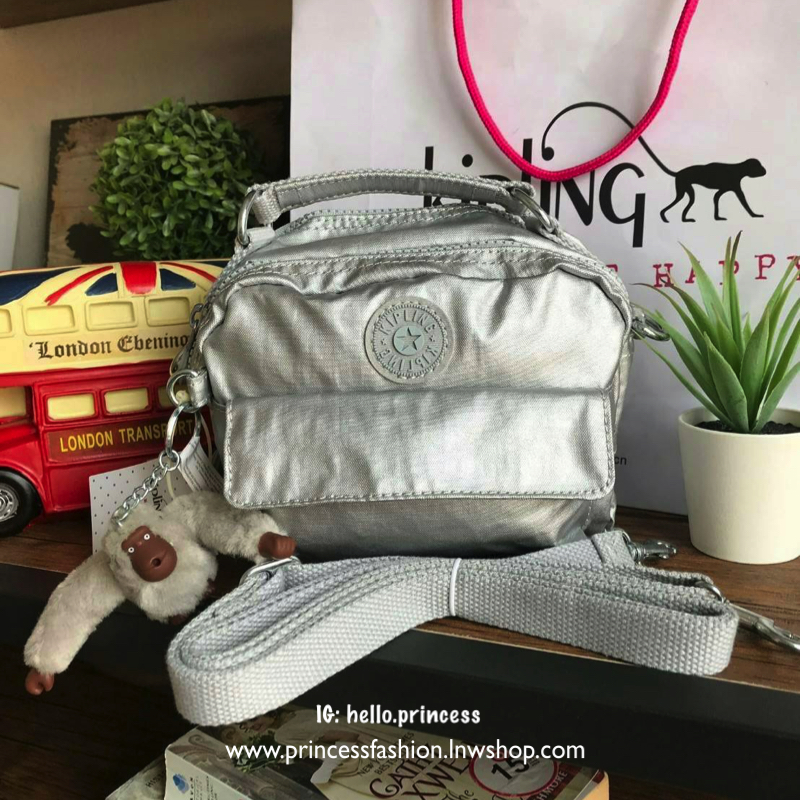 💕 Kipling Messenger Bag กระเป๋าสะพายทรงเหลี่ยมรุ่นใหม่!!ขนาดมินิ สามารถสะพายสายคู่ สายเดี่ยวและเป้ มีหลายช่องใช้งาน ด้านหน้าเป็นช่องเล็กใส่ของจุกจิก ซิปคู่ด้านหน้าภายในมีช่องเล็กแยกเป็นสัดส่วน ซิปเดี่ยวด้านหลังกว้างเพิ่มช่องใส่ของได้อีก1ช่อง ขนาดก