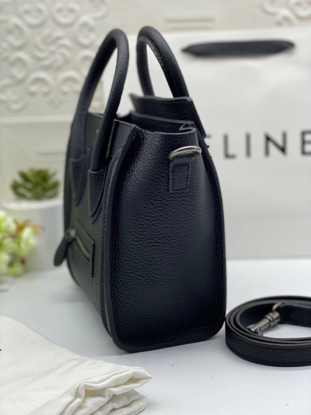 CELINE NANO LUGGAGE BAG IN DRUMMED CALFSKIN เกรดออริจินอล กระเป๋าสะพายรุ่นตามหา ขนาดกำลังดี เปิดปิดด้วยซิปอะไหล่ทองมีที่จับหนัง ด้านในกว้าง มาพร้อมช่องซิปอีกช่อง เป็นอีกทรงที่ฮิตมานานข้ามปี มาพร้อมสายยาวสะพายแบบ CROSSBODYได้ หรือจะถือออกงานก็สวยหรูอีกแบบ 