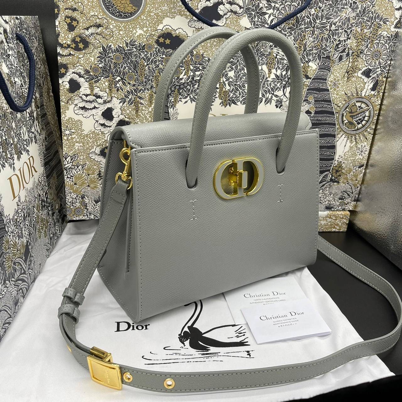หนังแท้ DIOR Medium ST Honore Tote Collection Fall/Winter 2020-2021 มาในรูปแบบกระเป๋าทรงสี่เหลี่ยมที่ได้มาตรฐาน ทำจากหนังลูกวัว (Calfskin) ลายเกรน ซึ่งสื่อถึงความหรูหราได้อย่างลงตัว ตัวด้ามจับ มีการเย็บเข้าด้านในของกระเป๋าเพื่อเพิ่มความแข็งแรงทนทาน ด้านหน