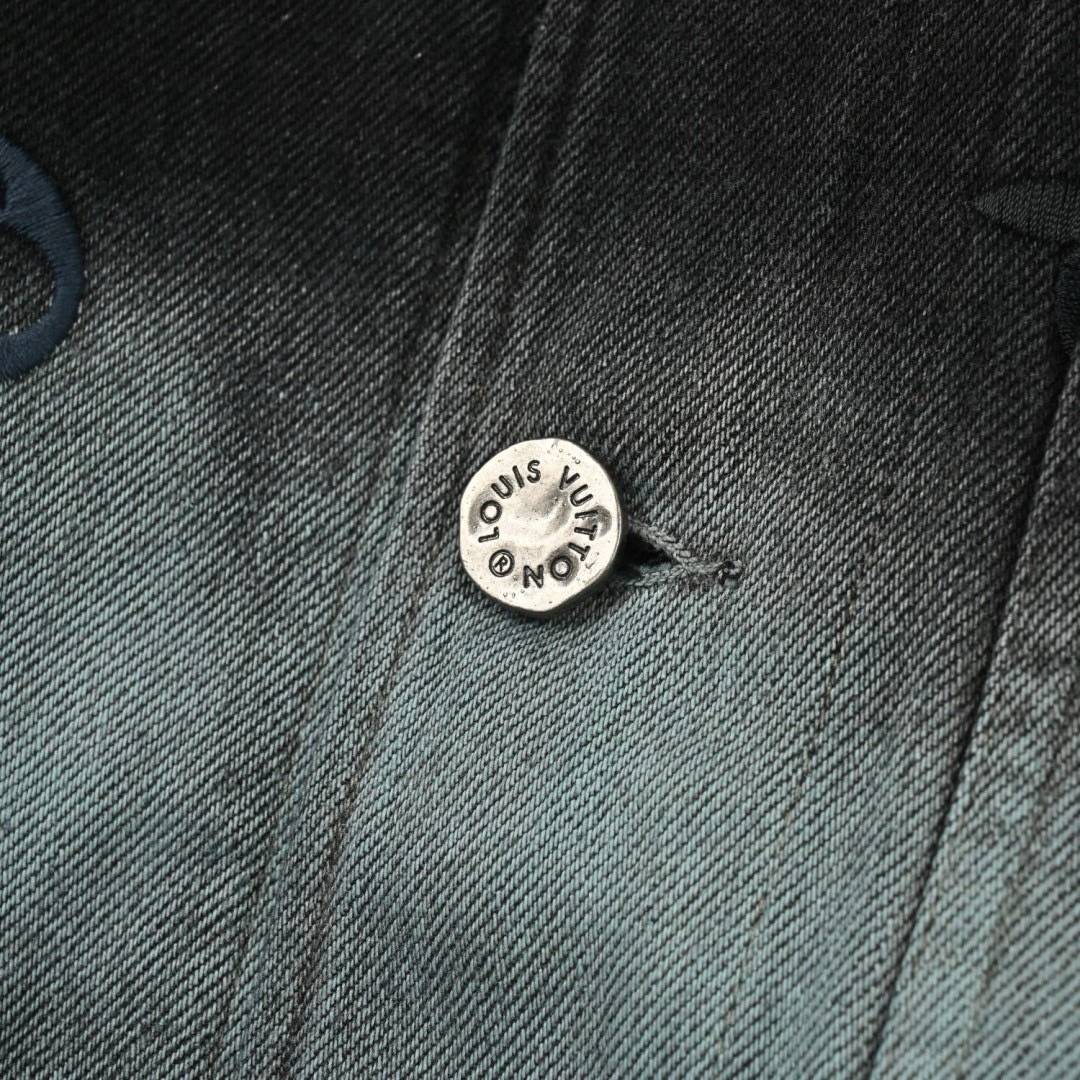 LV JACKET JEAN DENIM เสื้อแจ็คเก็ตยีนส์ฟอกไล่สี แบรนด์หรู เนื้อผ้าอย่างดี สวยงาม มีป้ายแท็กที่คอเสื้อ ใส่ได้ทั้งผู้หญิง/ผู้ชาย 🧡เกรดท็อปออริ เกรดดีสุด