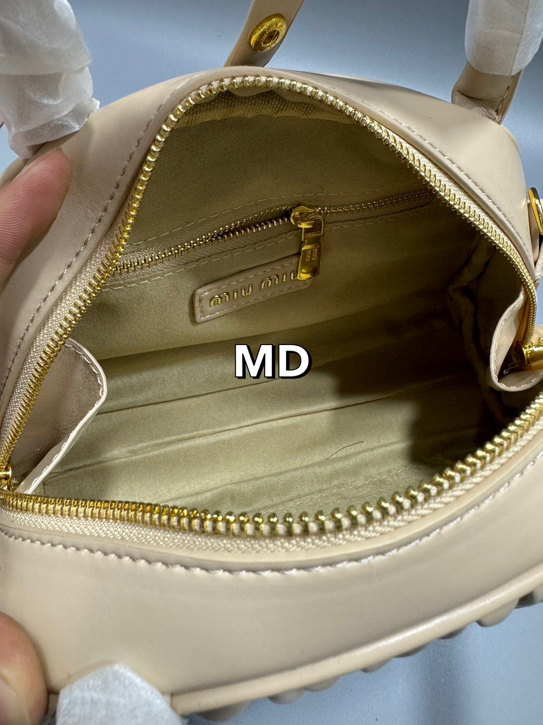 MIU MIU Dumplings leather bag กระเป๋าถือ/สะพายสุดชิค ดีไซน์เพิ่มดีเทล ด้วยการเดินด้ายเป็นเอกลักษณ์ สวยดูแพง ดีไซน์เรียบแต่มากมีอยู่จริง สวยดูแพง แมทชุดได้ง่ายสุด มินิมอลมินิใจ หูจับในตัวง่ายและสะดวกพกพา