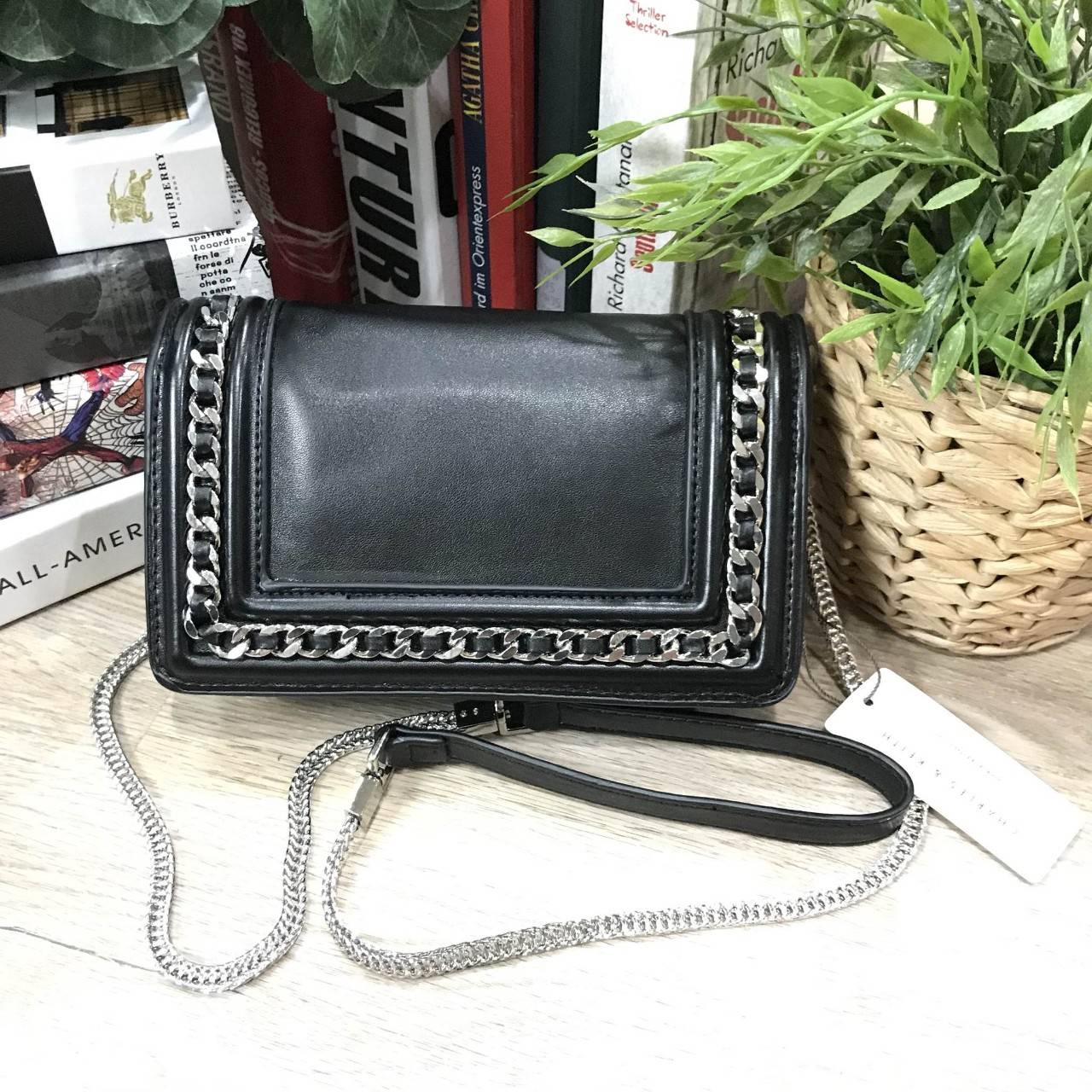 NEW ARRIVAL! CHARLES & KEITH CHAIN DETAIL CROSSBODY BAG กระเป๋าสะพายทรงสี่เหลี่ยมรุ่นชนช็อปขนาดกำลังดีวัสดุหนังนิ่มเรียบประดับด้วยโซ่ด้านหน้าดูมีดีเทล เปิดปิดด้วยกระดุมแม่เหล็ก ภายในมีช่องใส่บัตรและช่องซิป มาพร้อมสายโซ่ต่อหนังถอดถือเป็นคลัชได้ ภาพถ่ายสินค